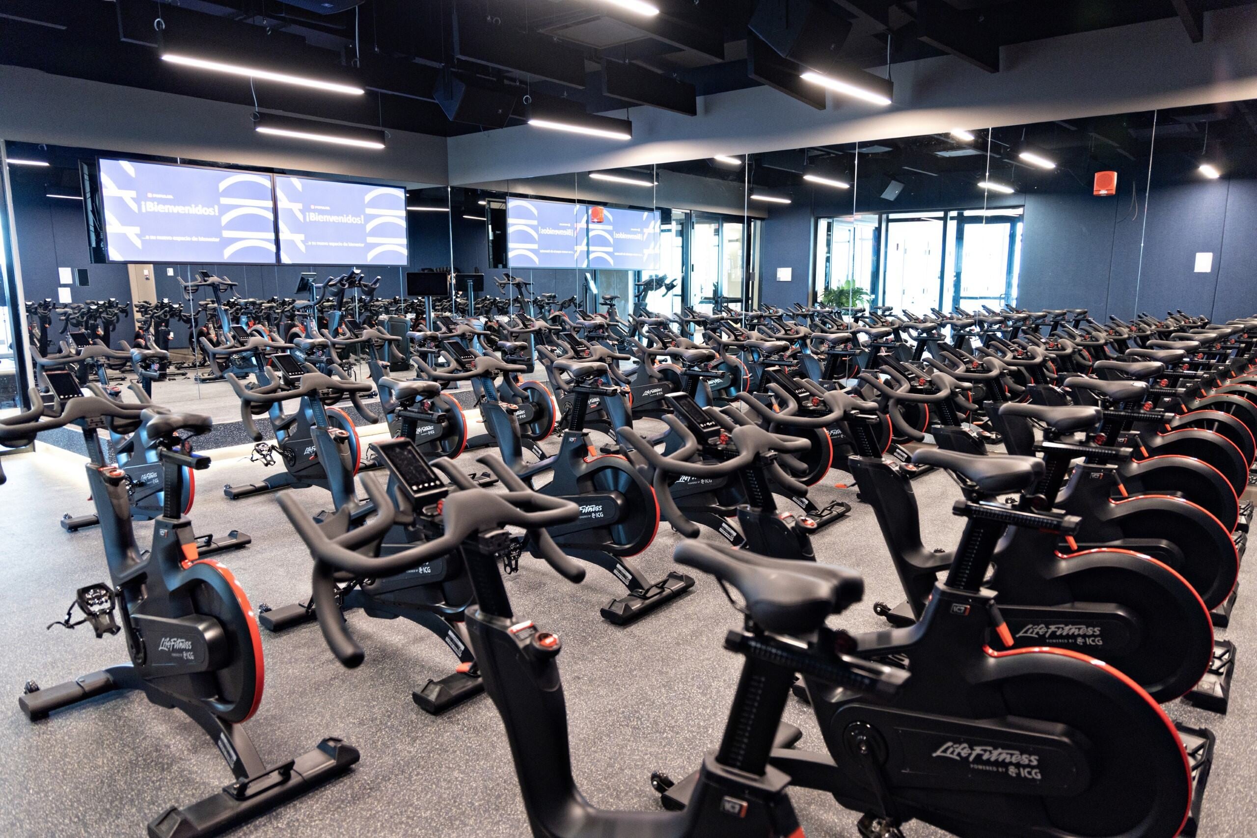 Además de pesas, máquinas y equipos para ejercicio cardiovascular, el amplio gimnasio cuenta con un área equipada para ciclismo estacionario ("spinning").