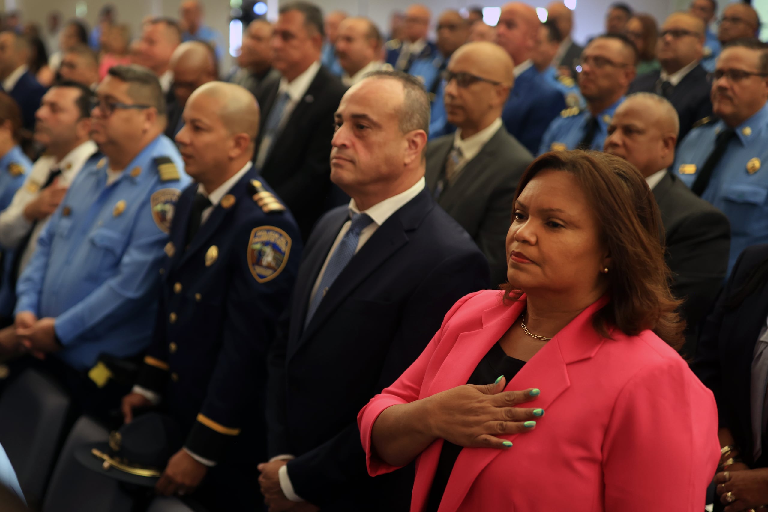 En la ceremonia también estuvieron presentes familiares de los ascendidos, así como el secretario de Seguridad Pública, Alexis Torres Ríos; el comisionado del Negociado de la Policía; coronel Antonio López Figueroa; y el alto mando de la Uniformada y representantes de agencias de ley y orden federales.