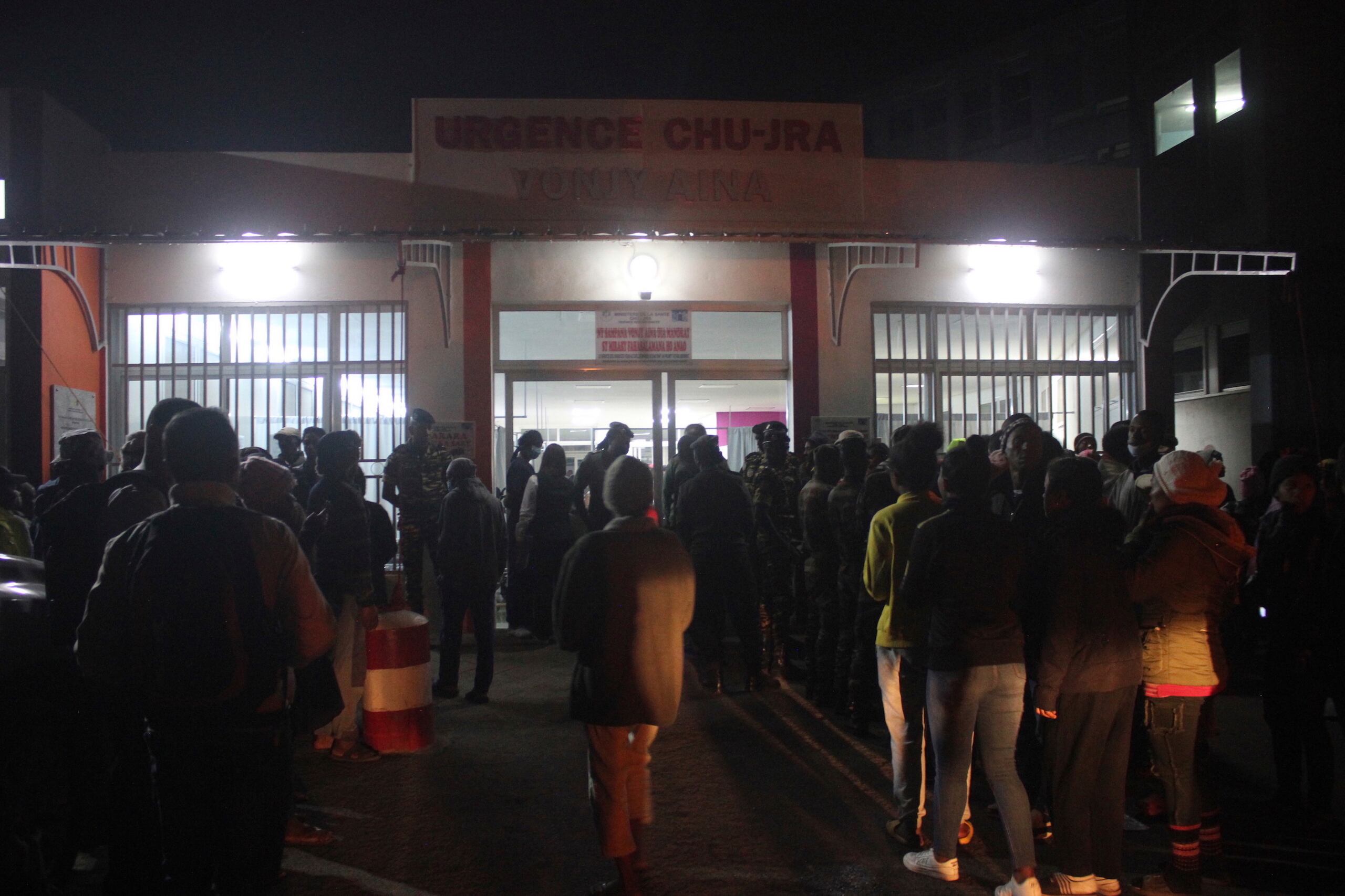 Gente se aglomera frente al hospital HJRA en Antananarivo, Madagascar, para averiguar sobre la suerte de sus seres queridos, después de una estampida en un estadio local.