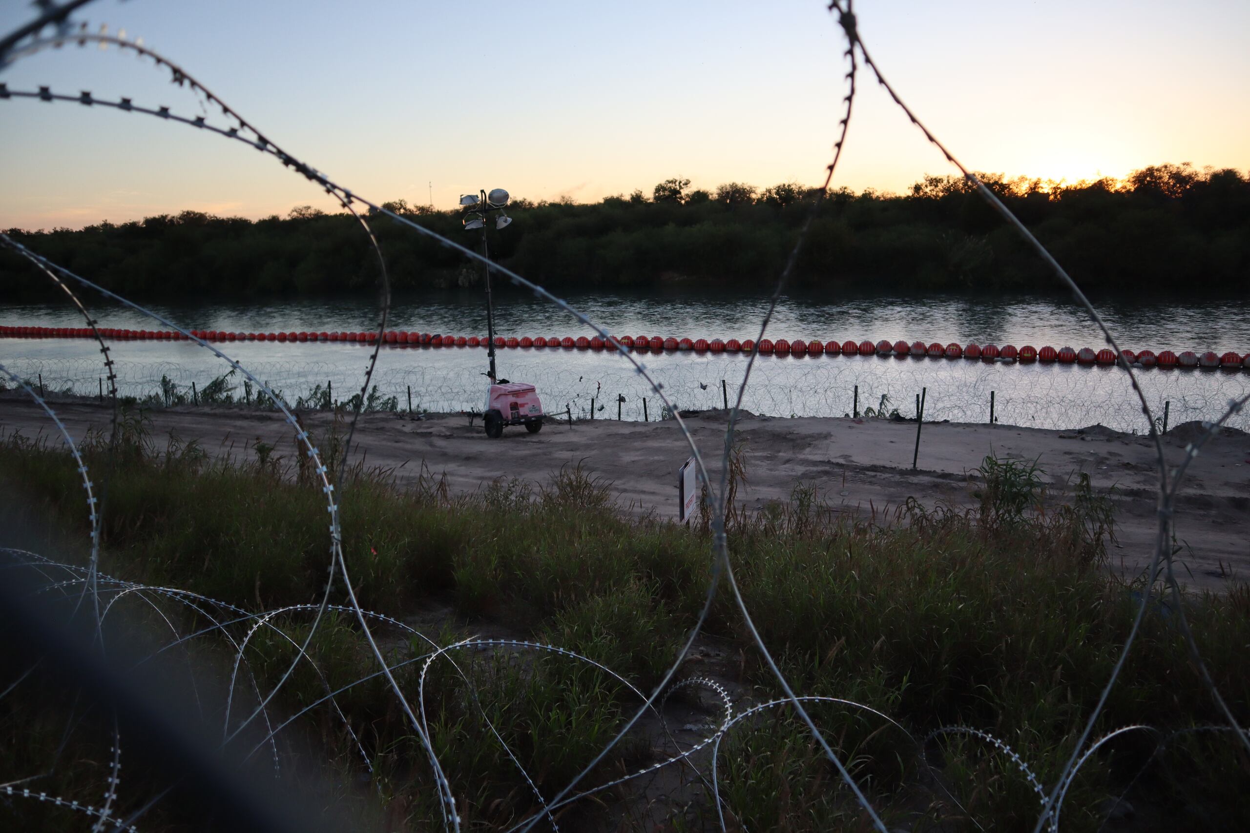 El alambre de púas colocado a lo largo del río Grande (río Bravo en México) por Texas ha sido criticado por defensores de los derechos humanos, quienes advierten que estas barreras ponen en peligro a los migrantes.