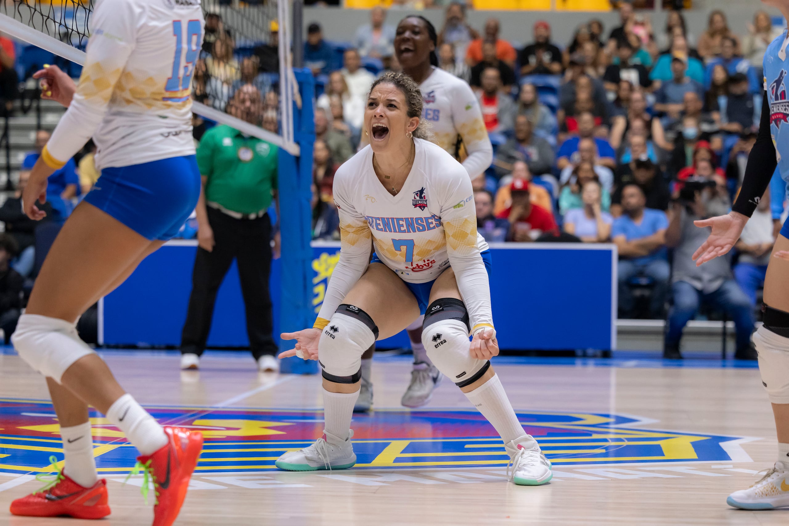 Lizzy Cintrón celebra un punto de las Atenienses de Manatí en el cuarto juego de la semifinal de la Liga Voleibol Superior Femenino contra las Pinkin de Corozal.