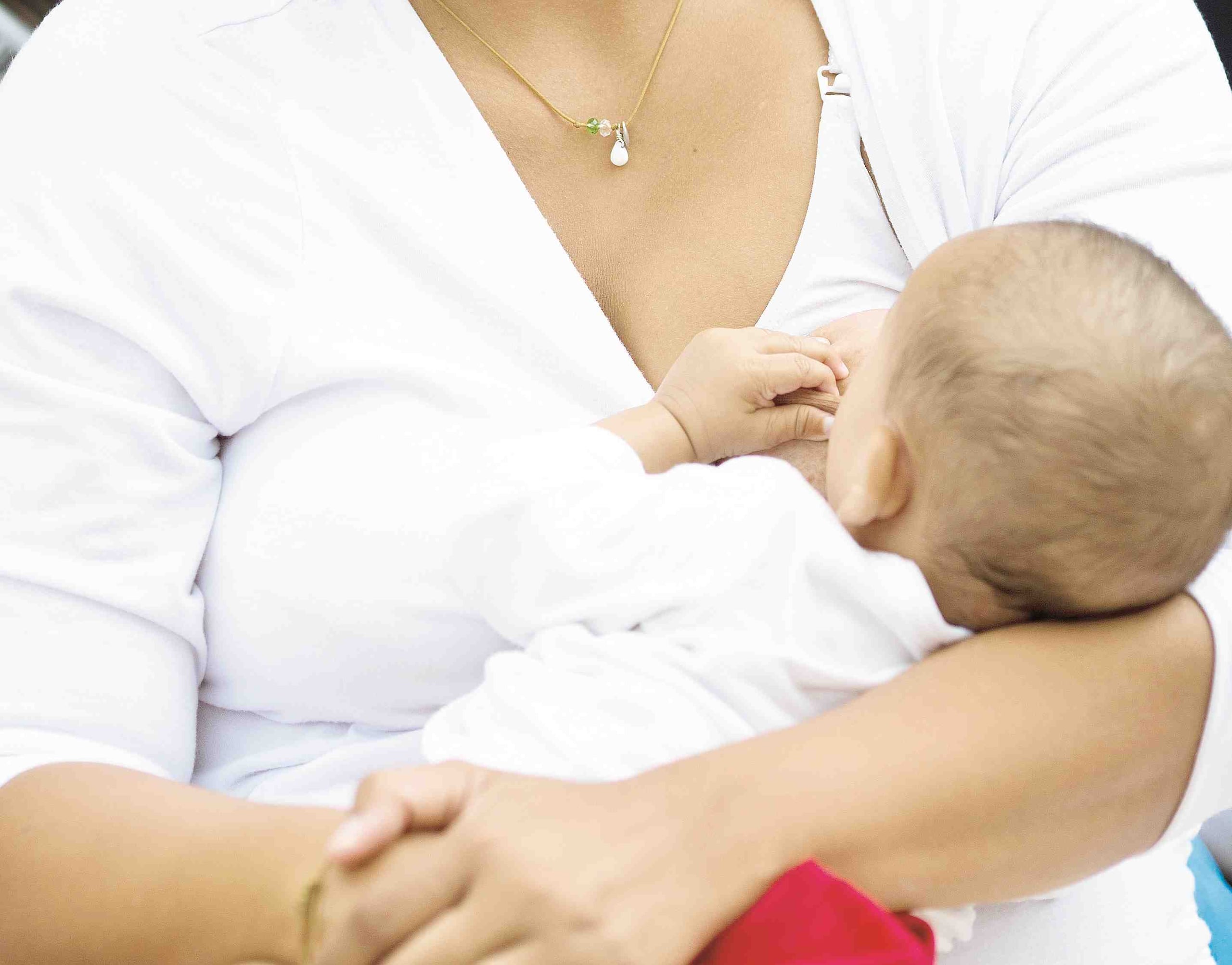 No hay reportes de niños infectados con el virus del zika a través de la leche materna.