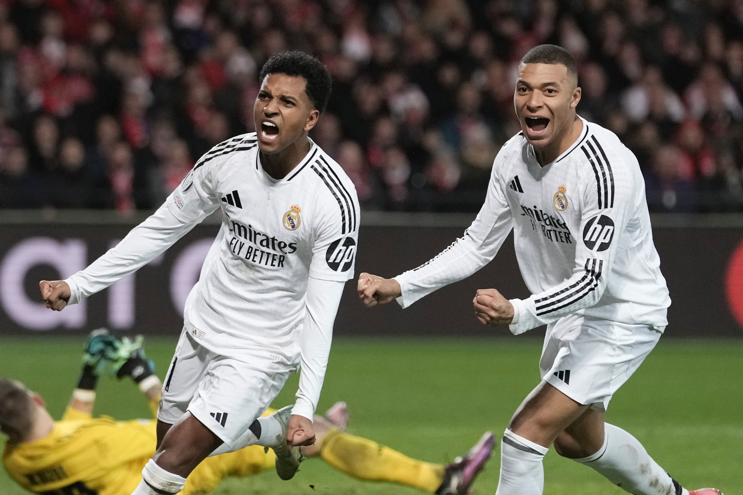 Rodrygo, a la izquierda, celebra su gol contral el Brest junto a su compañero Kylian Mbappé en la Champions League.