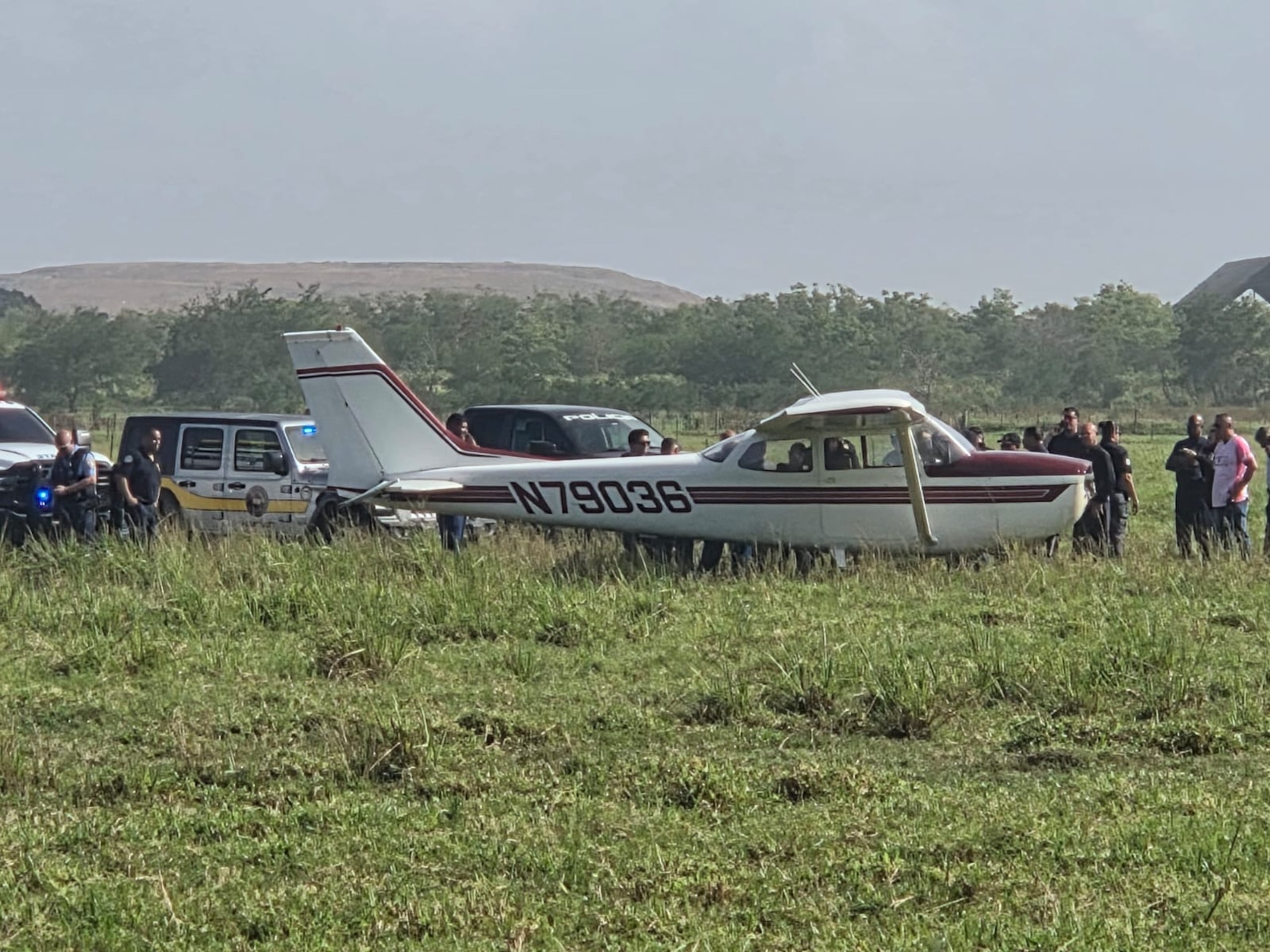 El piloto de una avioneta Cesna realizó un aterrizaje forzozo en una finca en Vega Baja, tras desprenderse la hélice.