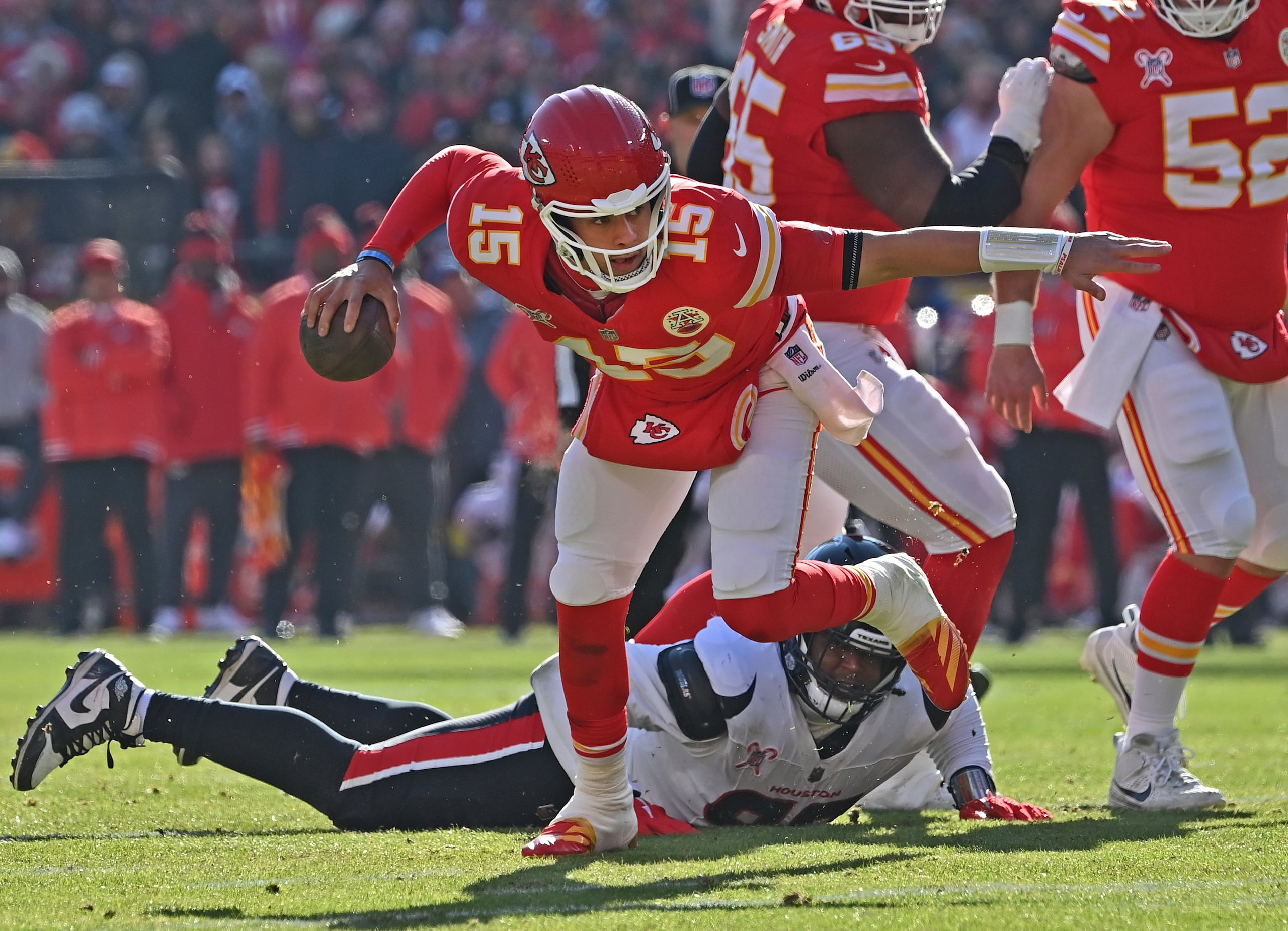 Patrick Mahomes y los campeones Chiefs de Kansas City juegan para 14-1 en la campaña.