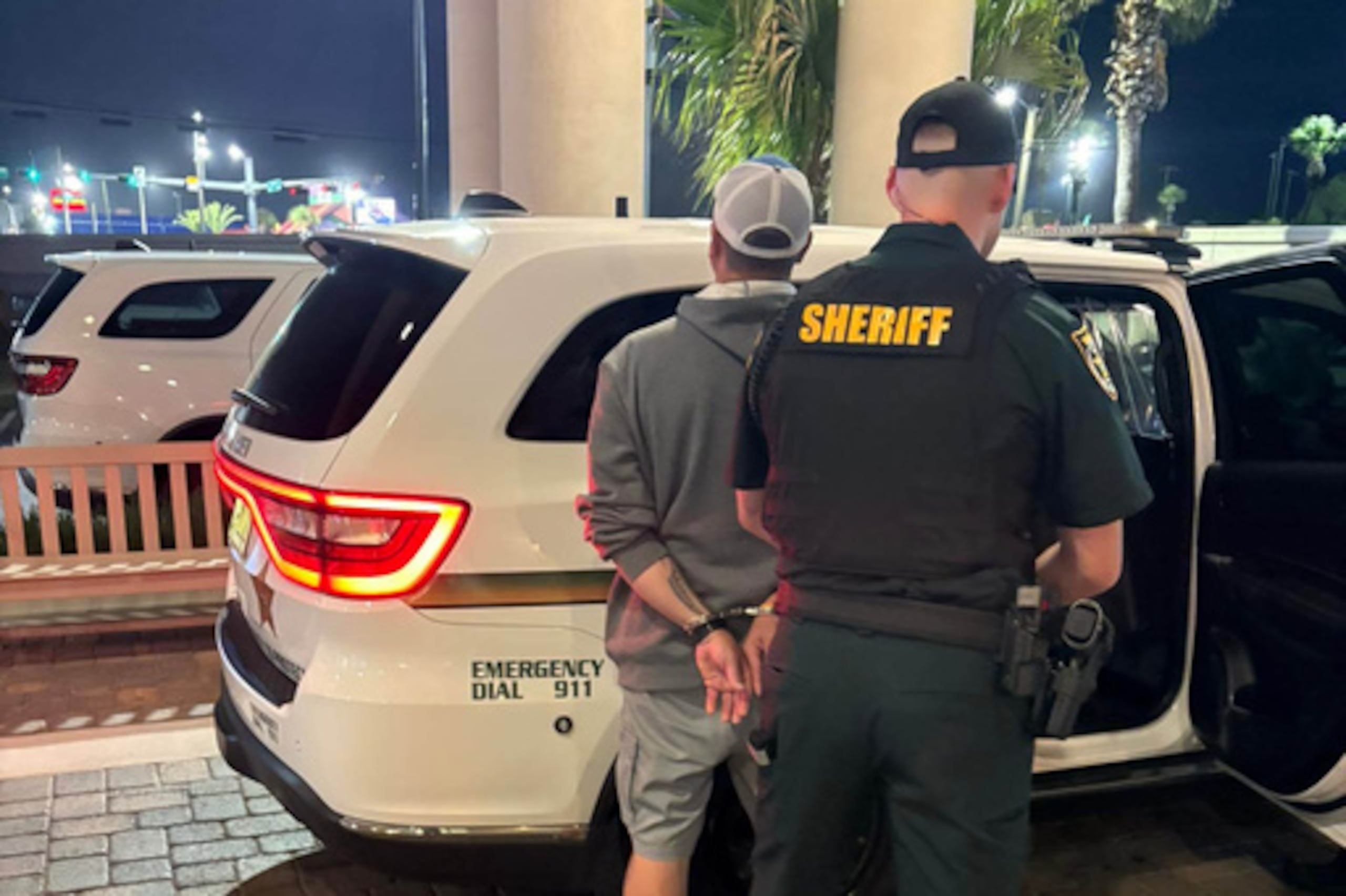 ARCHIVO - Esta fotografía, facilitada por la Oficina del Sheriff del condado de Okaloosa, muestra a Christopher Gillum siendo detenido el miércoles 22 de abril de 2026 en un hotel de Destin, Florida. (Oficina del Sheriff del condado de Okaloosa a través de AP, archivo)