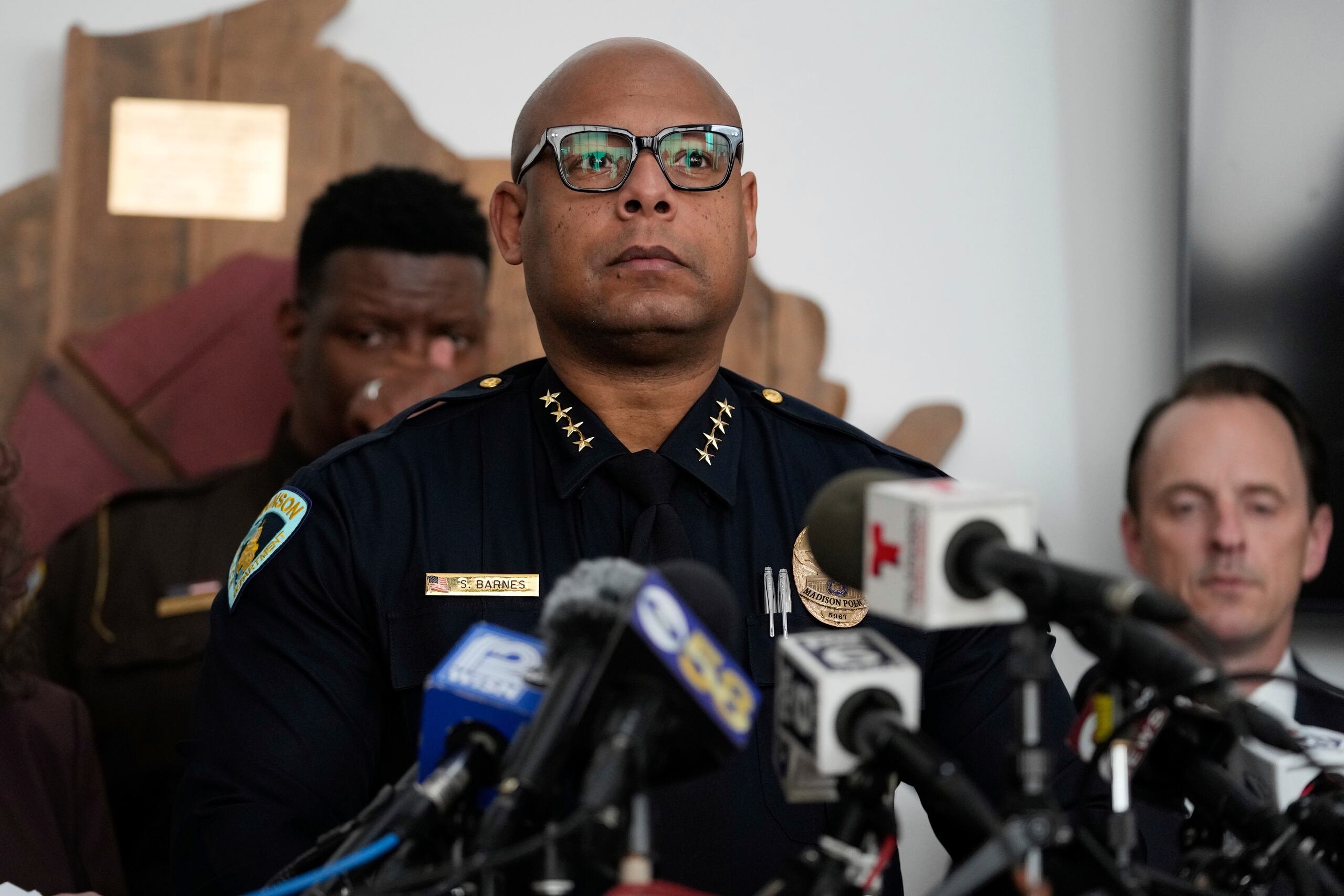 Barnes dijo que la policía ya hablaba con el padre y con otros miembros de la familia de la atacante, quienes estaban cooperando, y que registraba su vivienda.