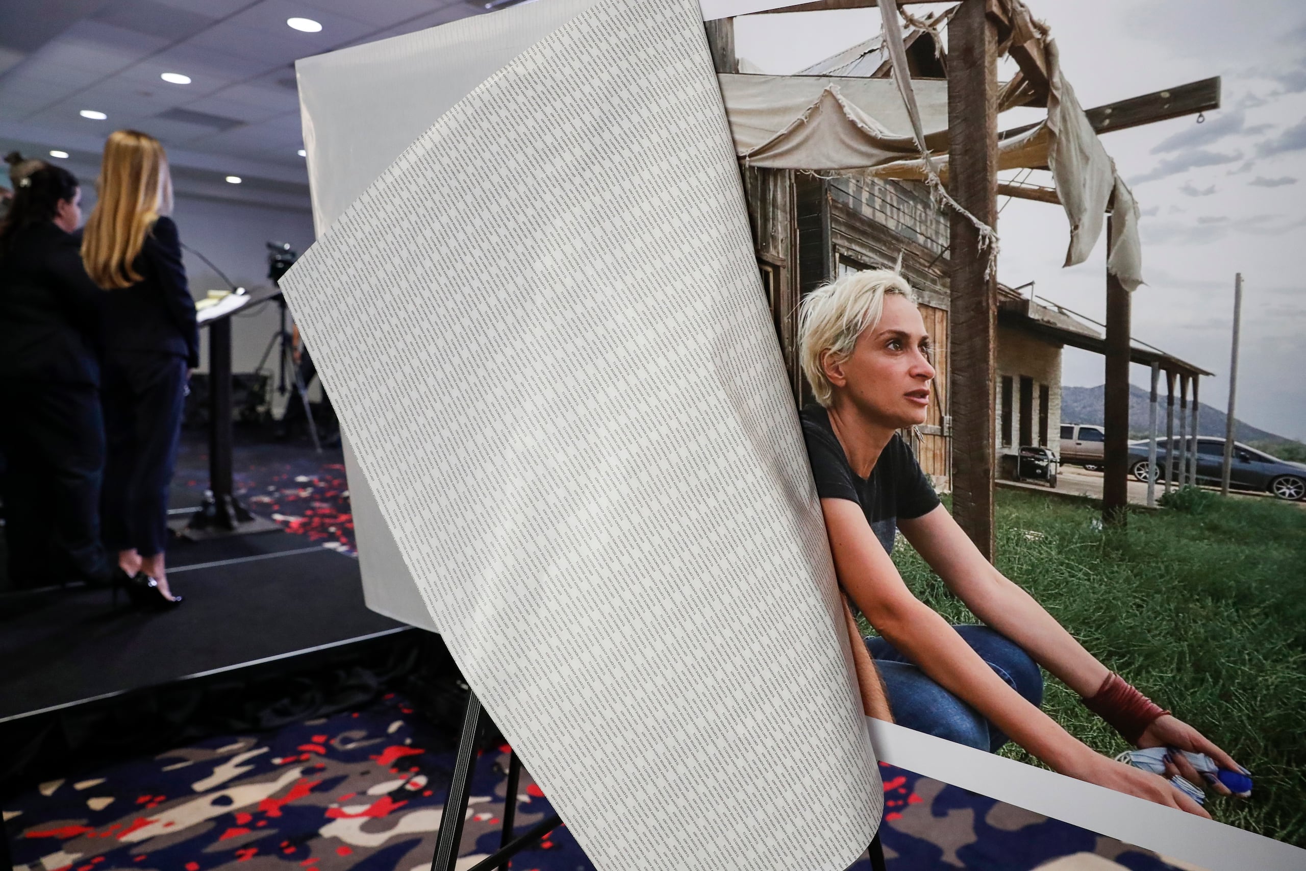 Halyna Hutchins, la directora de fotografía del rodaje, fue alcanzada por un disparo del arma empuñada por Baldwin, que le cegó la vida.