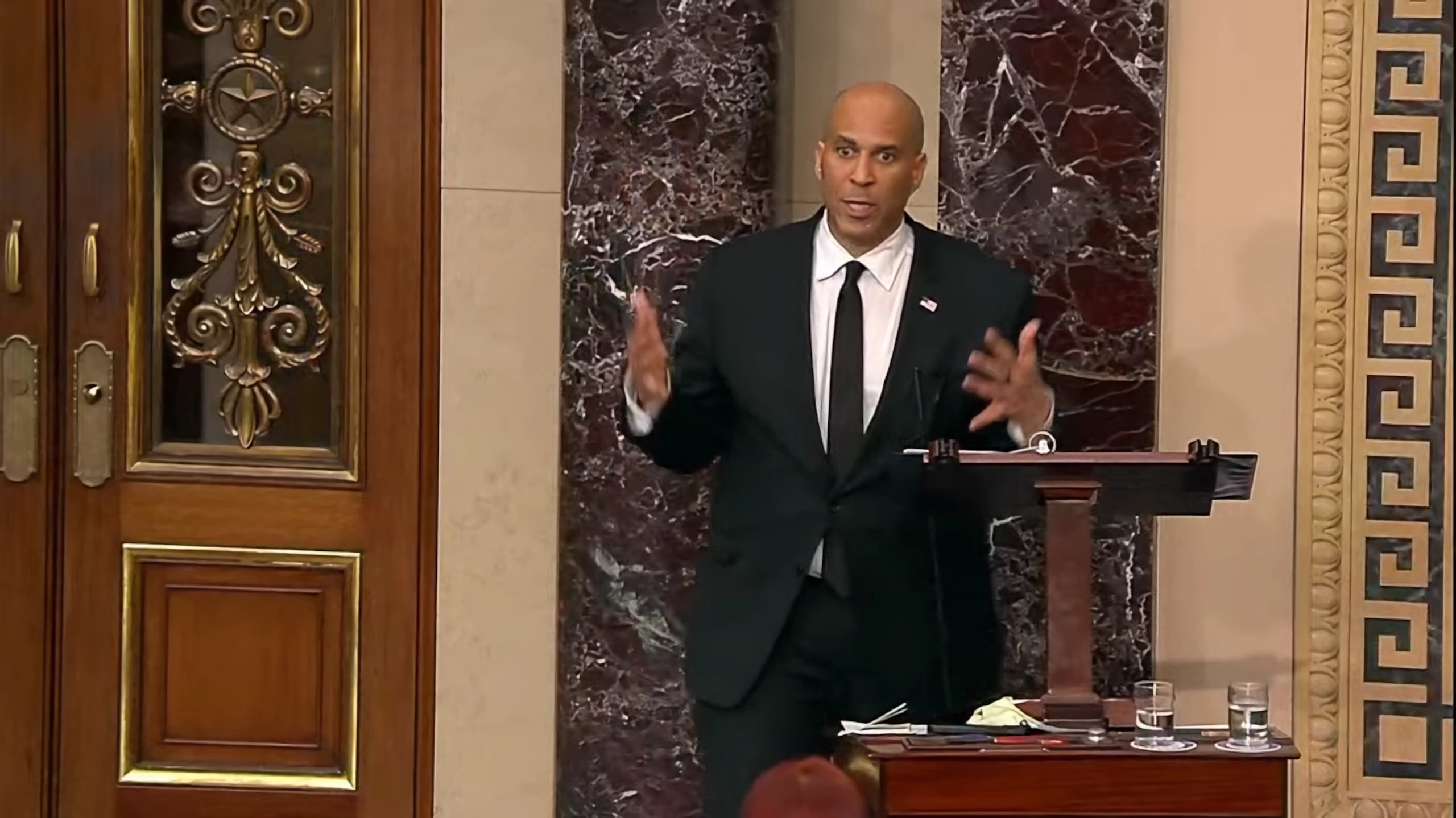 El senador demócrata por Nueva Jersey, Cory Booker hablando este martes en el Congreso de Estados Unidos en Washington (EE.UU.).