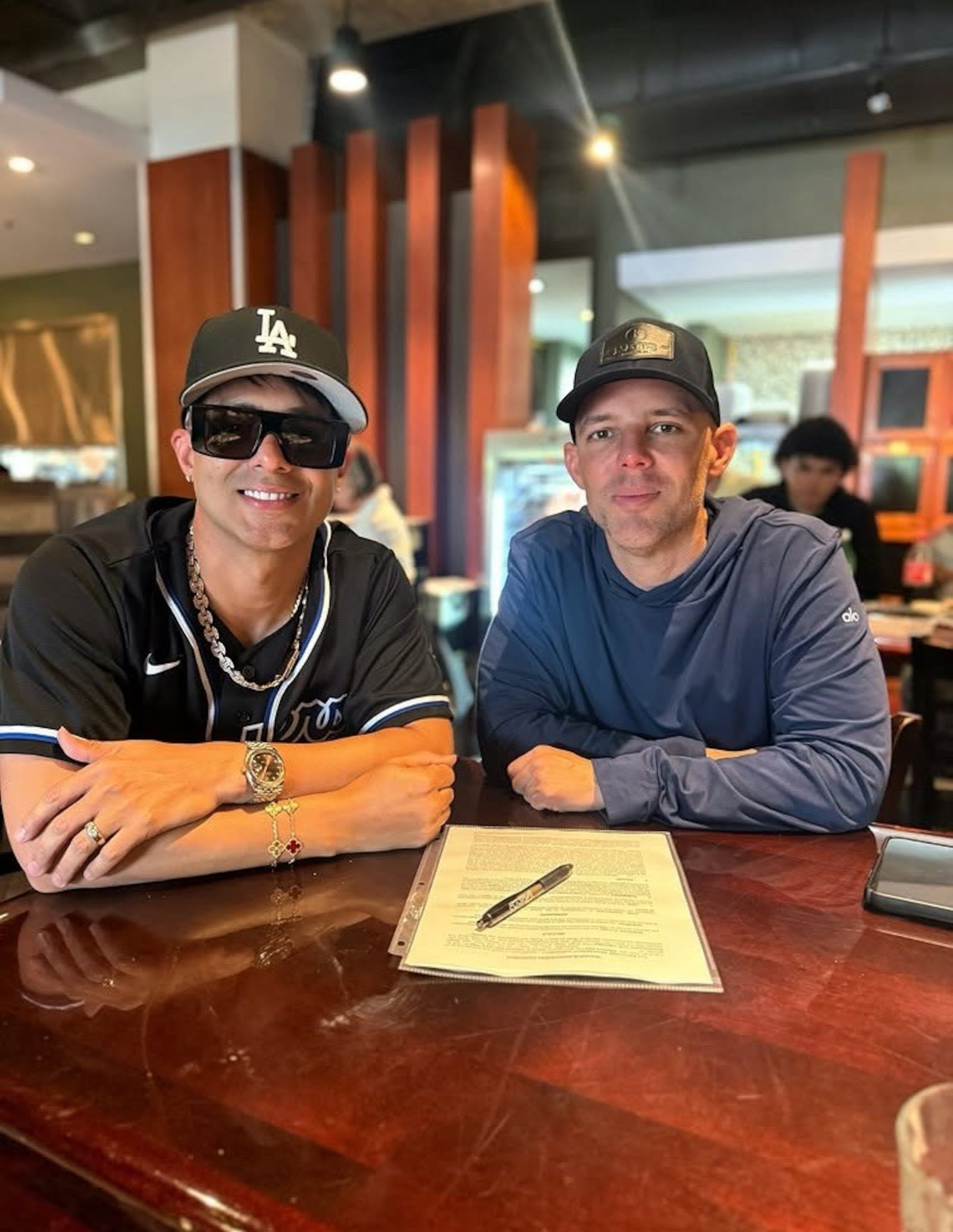 Ken Y firmó un contrato de manejo con Eric Duars.