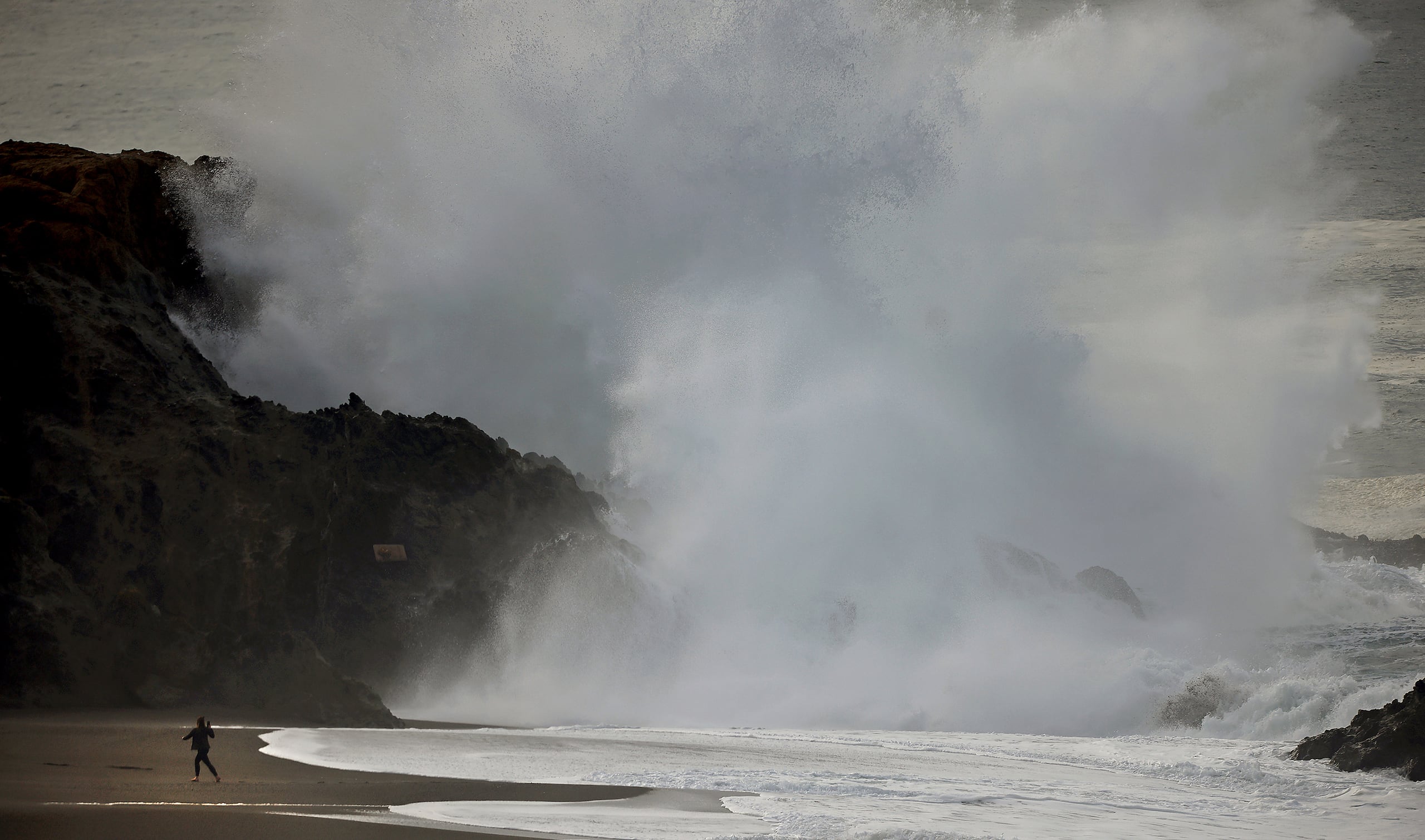 Inundaciones en California por oleaje tras explosión de volcán en Tonga.