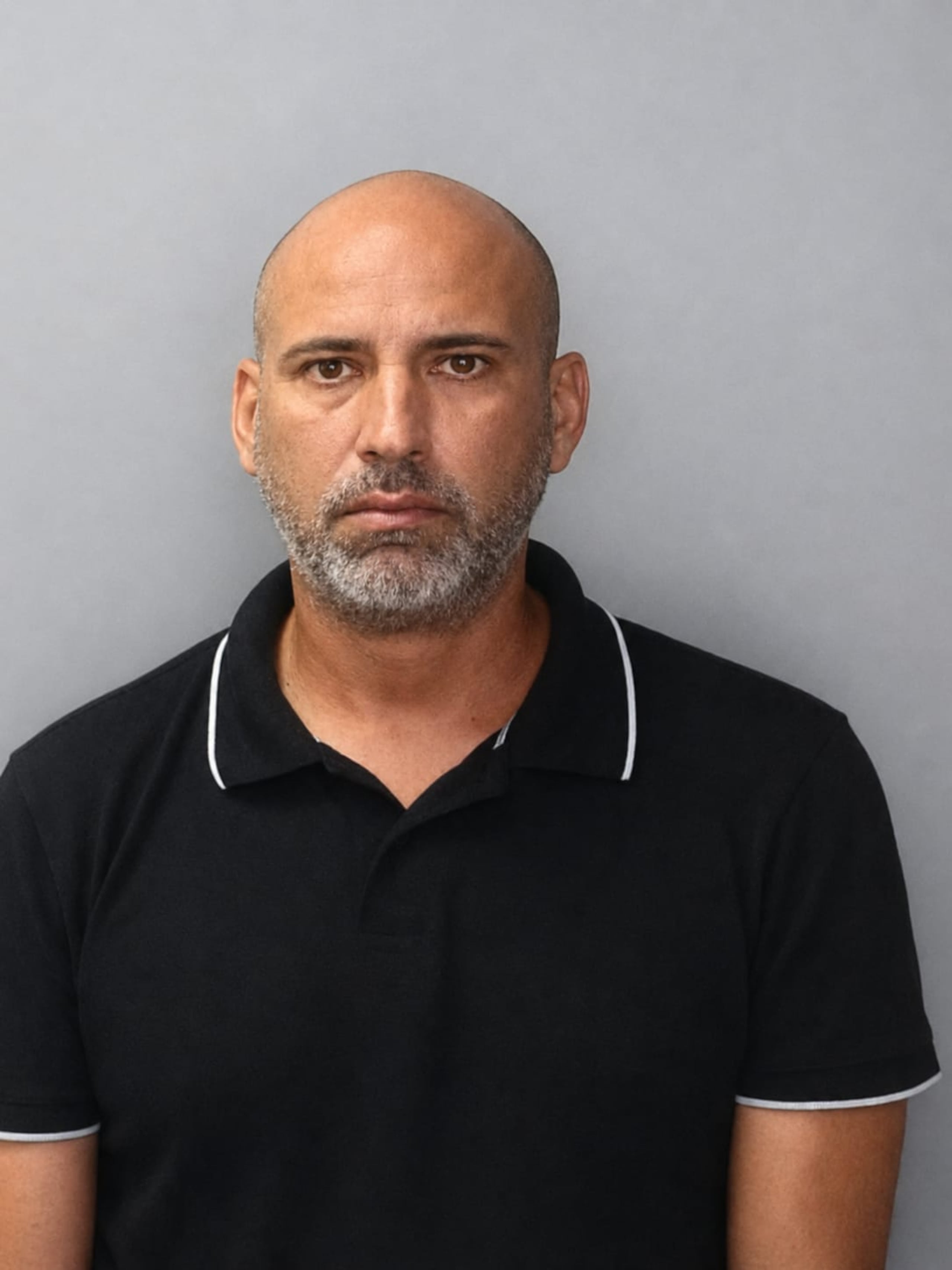 Las autoridades buscan a Juan José Correa Colón, acusado en ausencia por cargos de fraude y apropiación ilegal agravada.