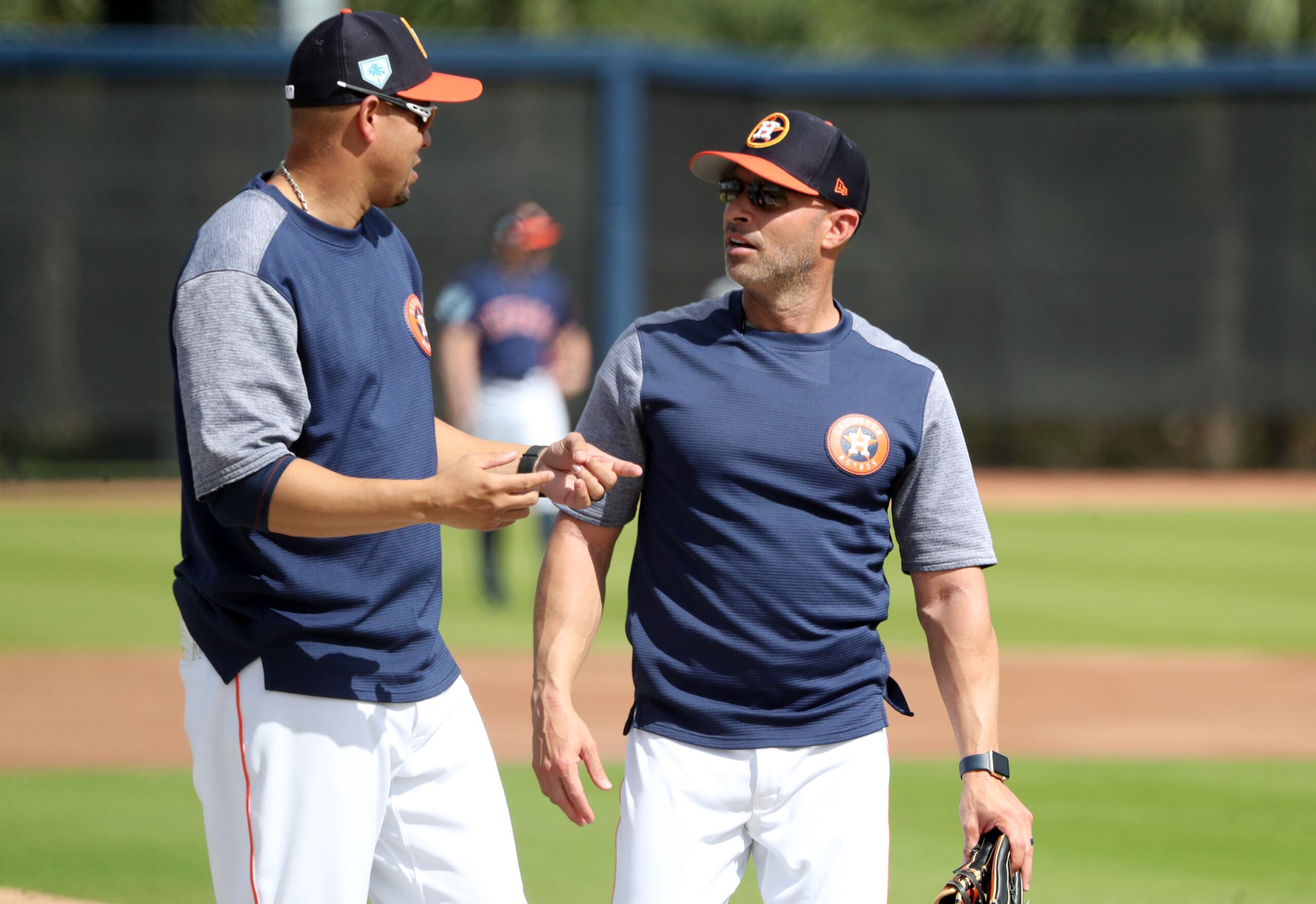 Josué Espada -de frente-, con Alex Cintrón a su izquierda, tiene oficialmente este miércoles su primer día de trabajo como dirigente de los Astros de Houston  sobre un terreno de juego.