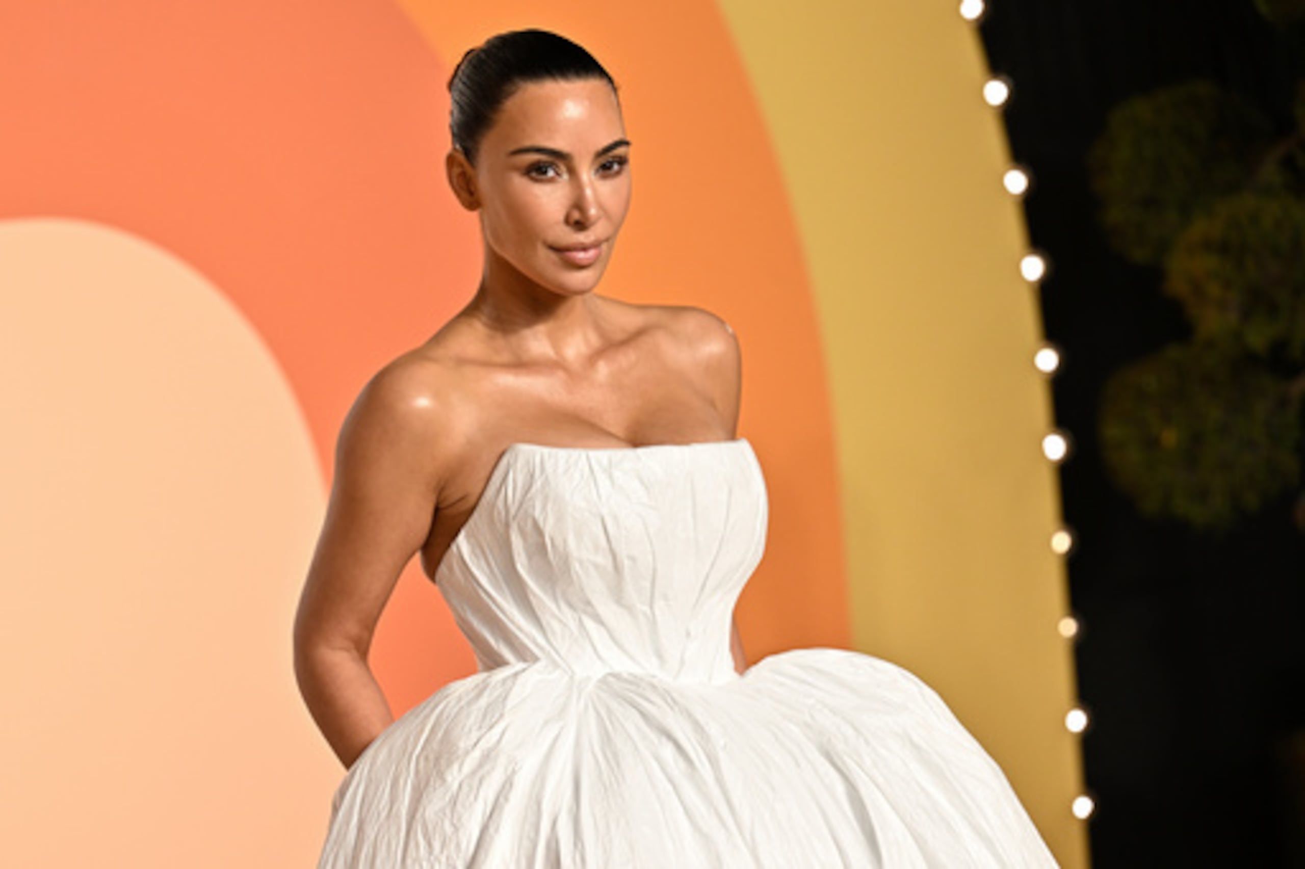 Kim K. deslumbra en la fiesta de Vanity Fair tras los Oscars. #KimKardashian