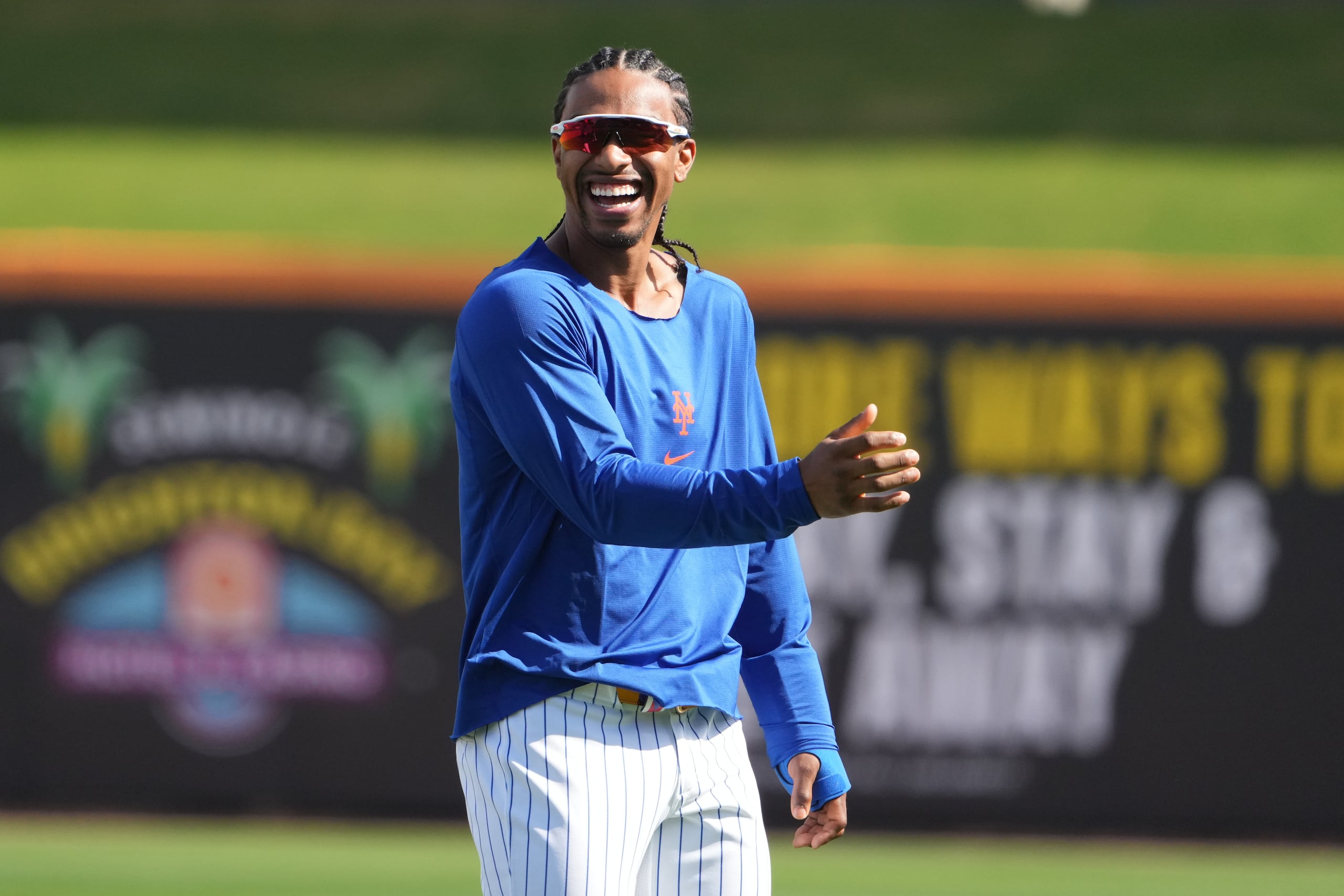 Francisco Lindor, recuperándose de una operación en su mano izquierda, sonríe durante un entrenamiento de spring training de los Mets.