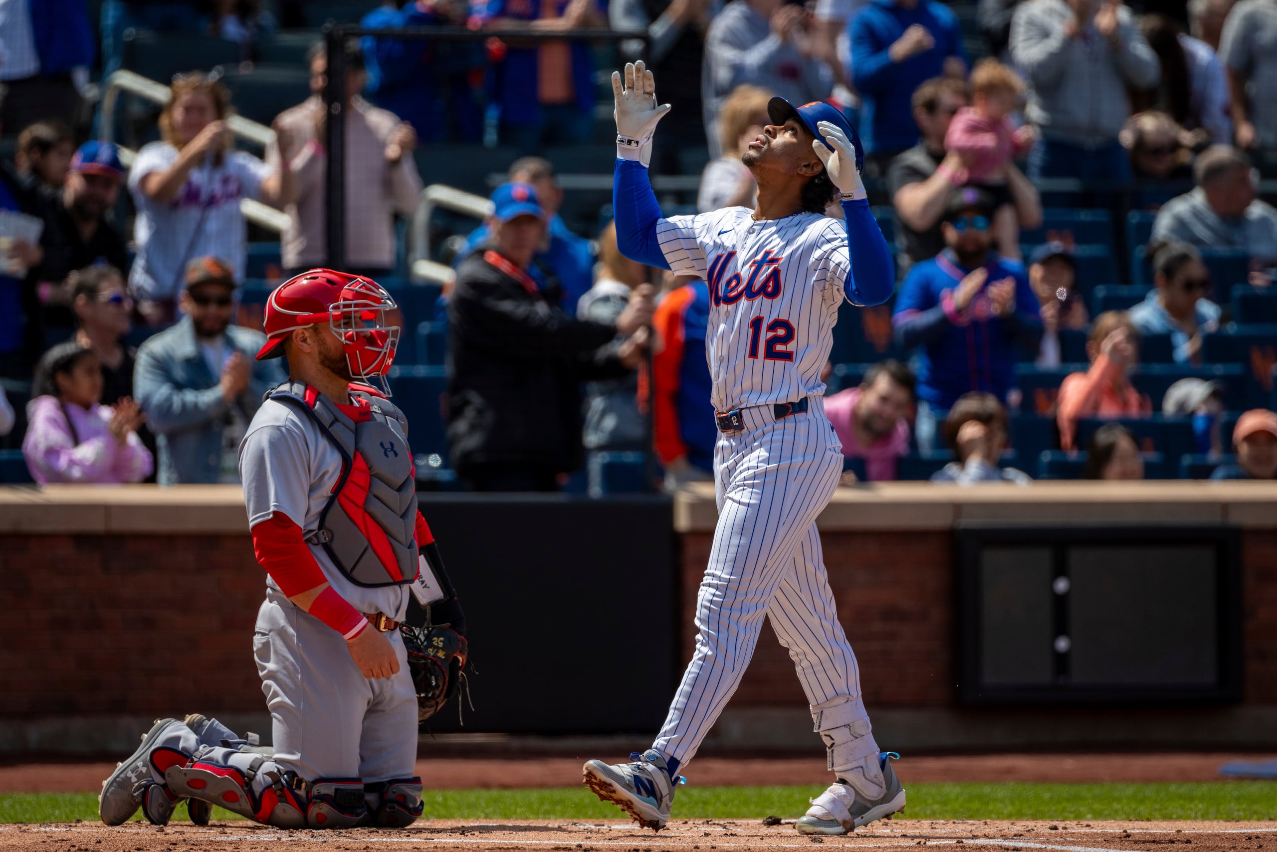 El estrella de los Mets, Francisco Lindor, agradece a Dios antes de cruzar el plato gracias a un enorme cuadrangular que pegó en el partido de este domingo ante los Cardinals de San Luis en Nueva York.