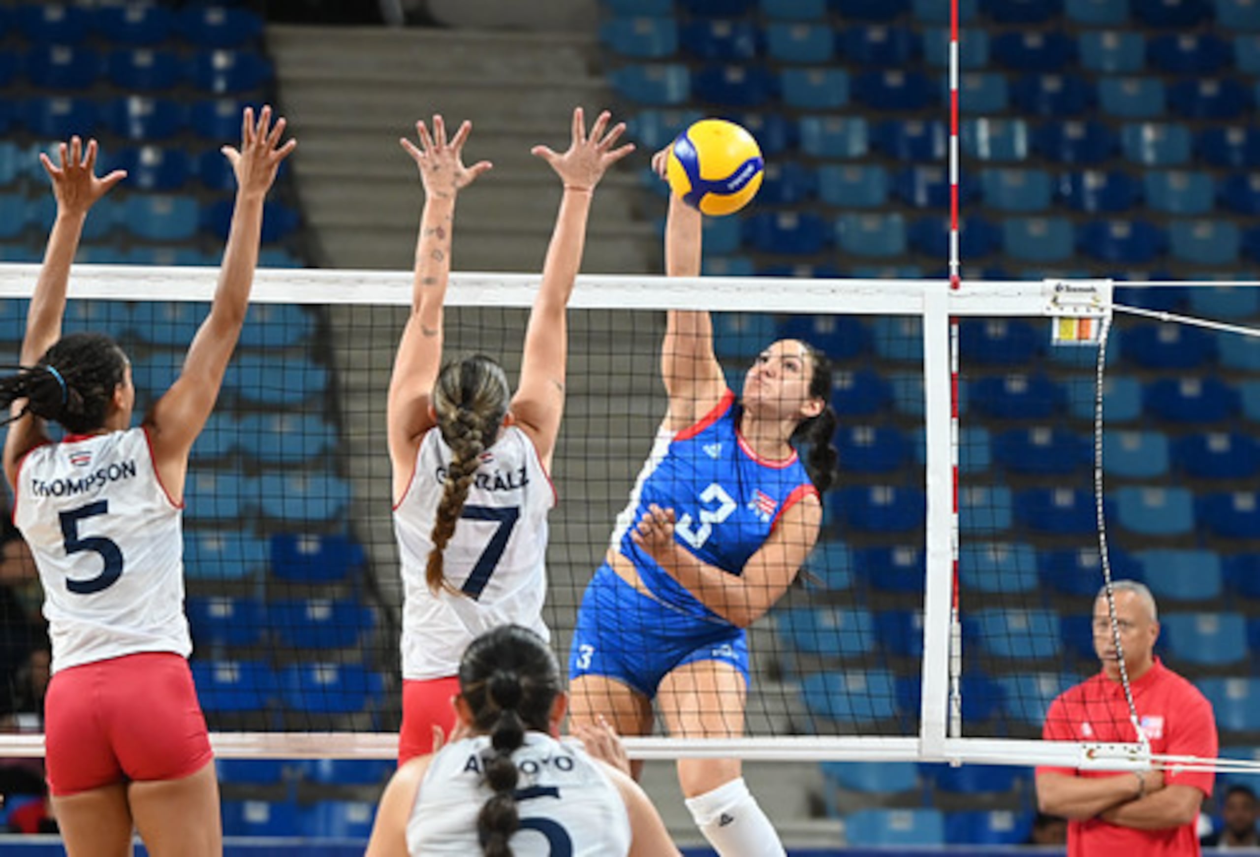 Ivannia Ortiz realiza un ataque ante la defensa de Costa Rica.