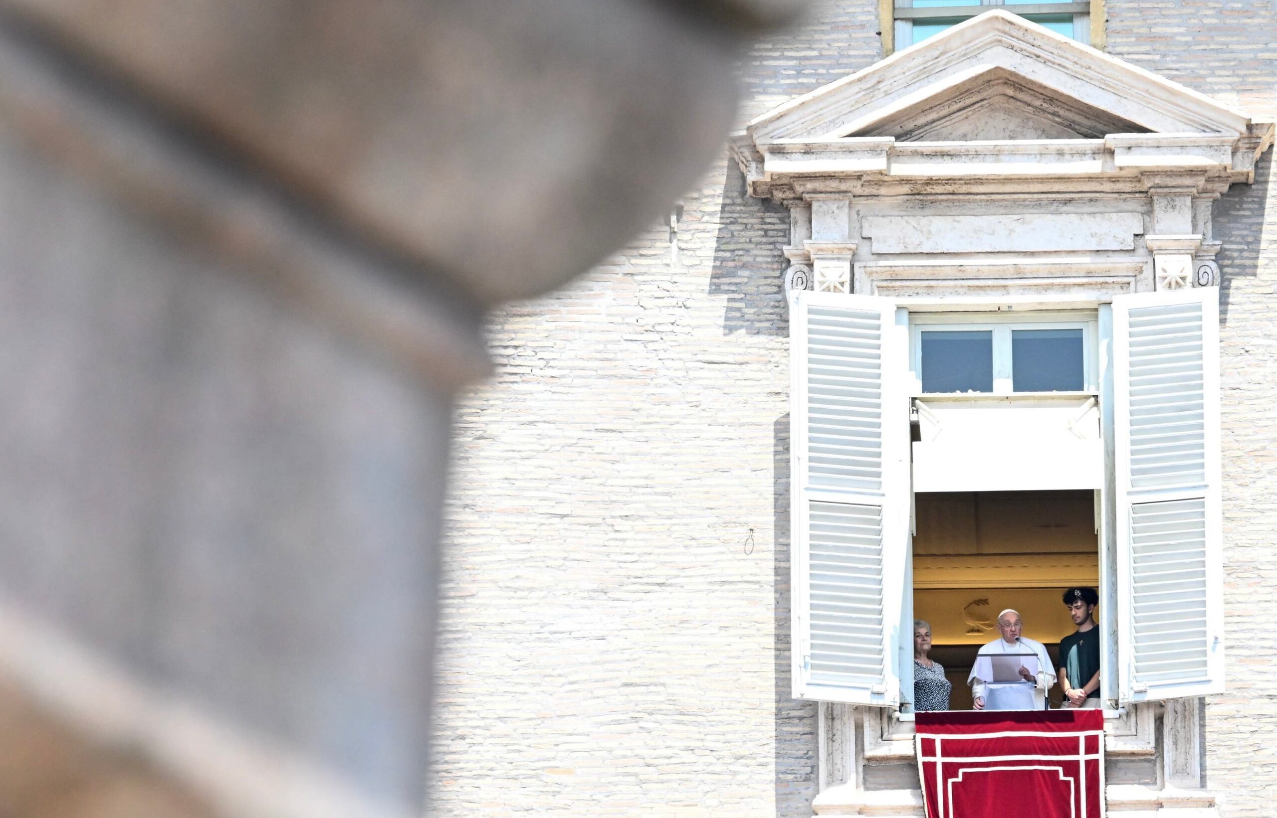 El Papa Francisco desde una ventana en la Plaza de San Pedro, Ciudad del Vaticano. (EFE/EPA/CLAUDIO PERI)