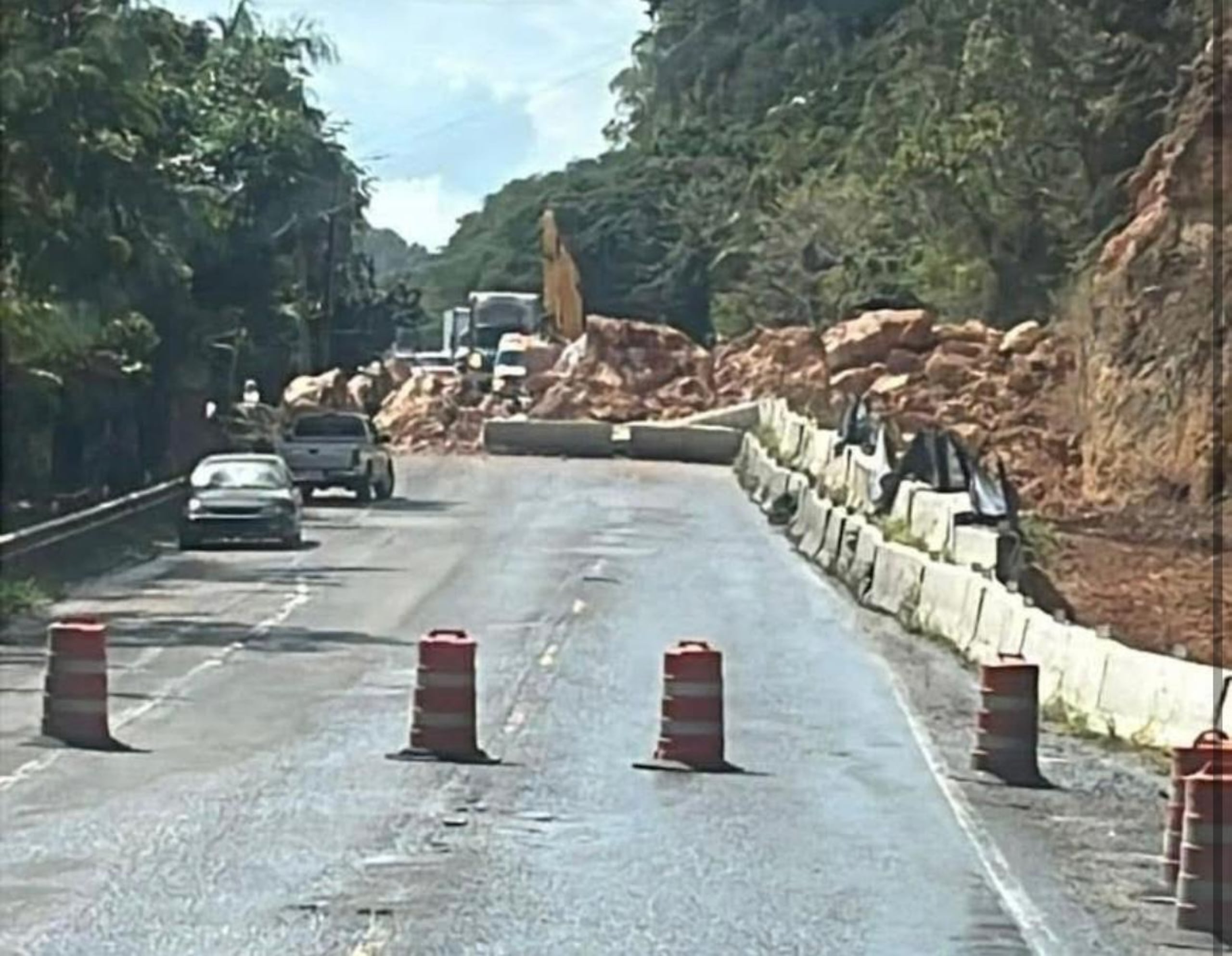 Un derrumbe de tierra y piedras ocurrió en la carretera PR-129 en Hatillo, mientras la Autoridad de Carreteras realizaba labores.