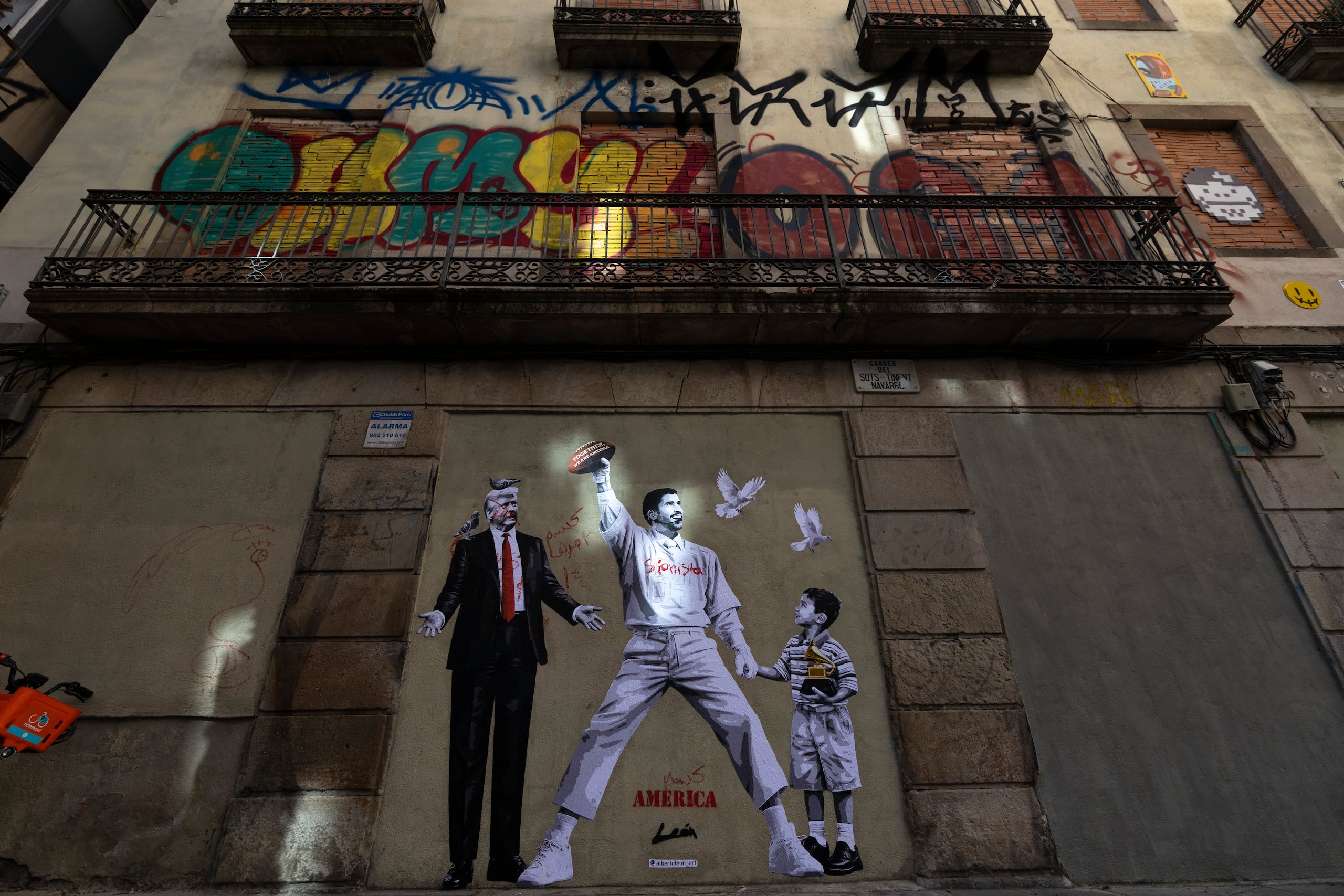 Grafiti del artista Alberto León para reivindicar la paz en Barcelona (noreste de España) mostrando a Bad Bunny y Donald Trump. EFE/ Marta Perez