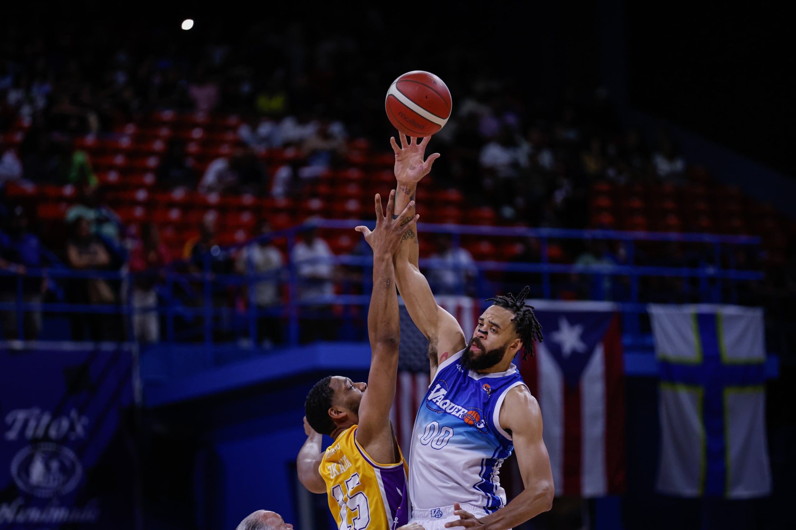 JaVale McGee es líder de rebotes y bloqueos de los Vaqueros de Bayamón.