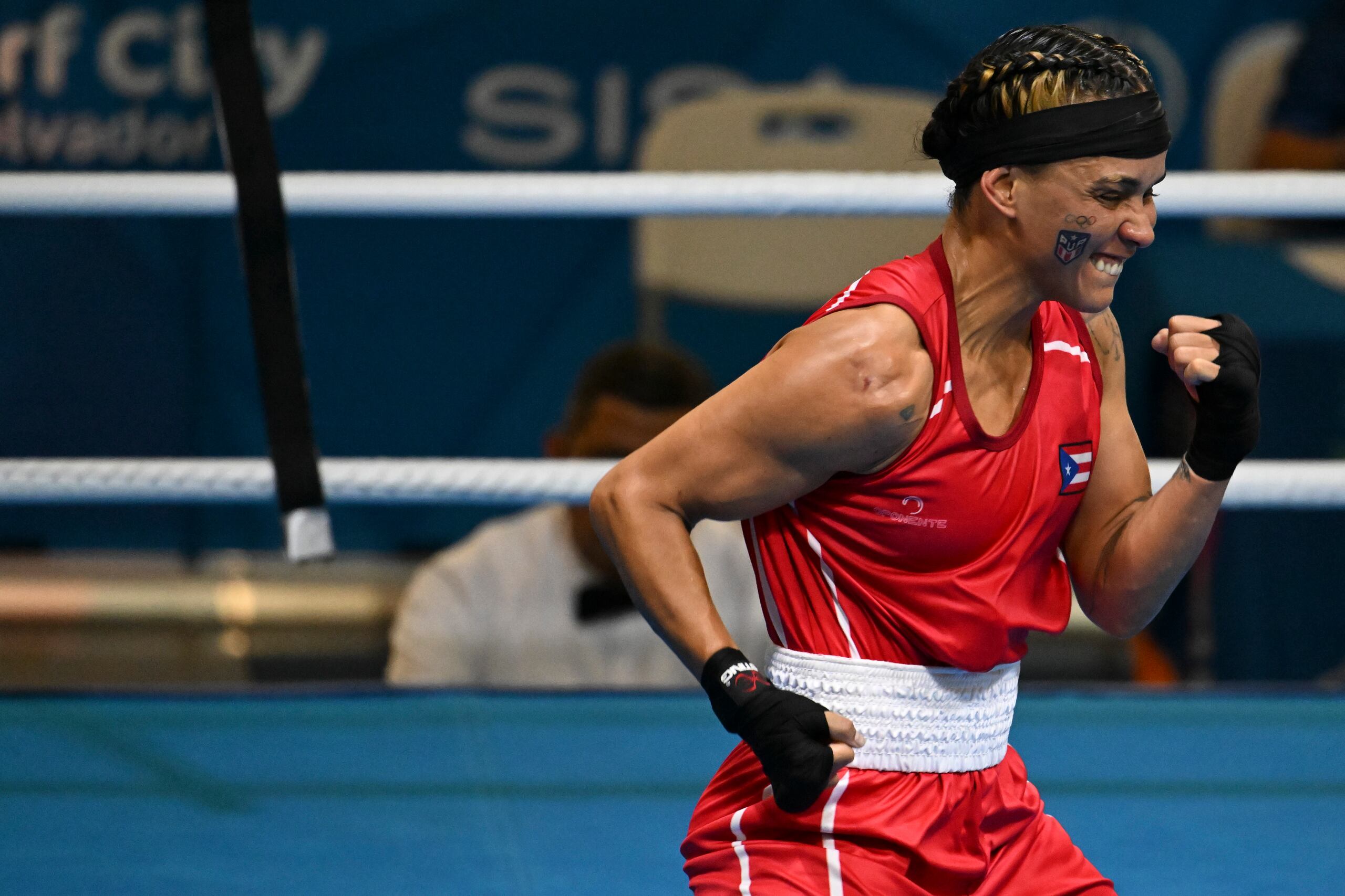 Ashleyann Lozada celebra su victoria en la categoría de 57 kilogramos de los Juegos Centroamericanos y del Caribe.