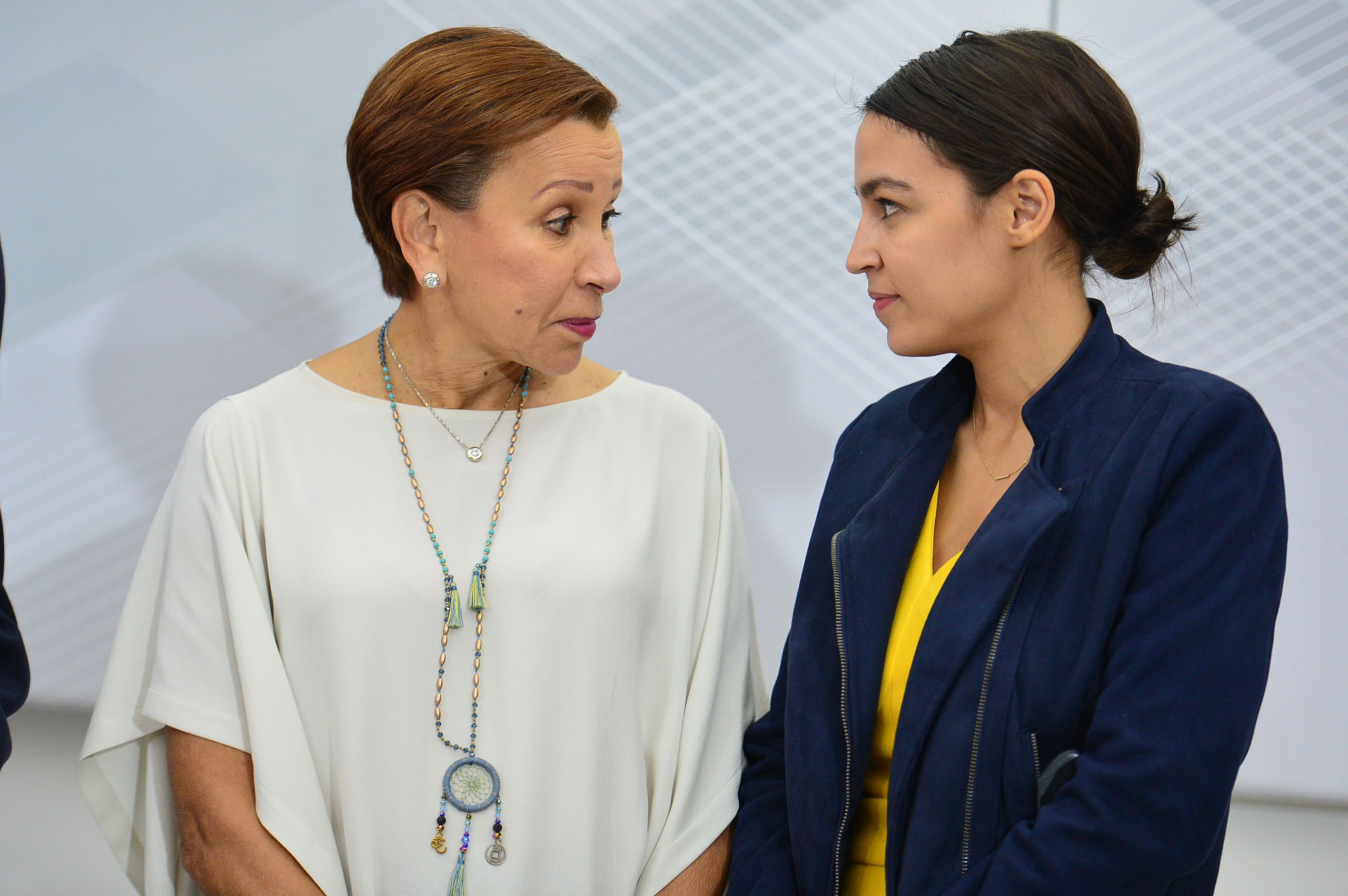 Las congresistas Alexandria Ocasio y Nydia Velazquez