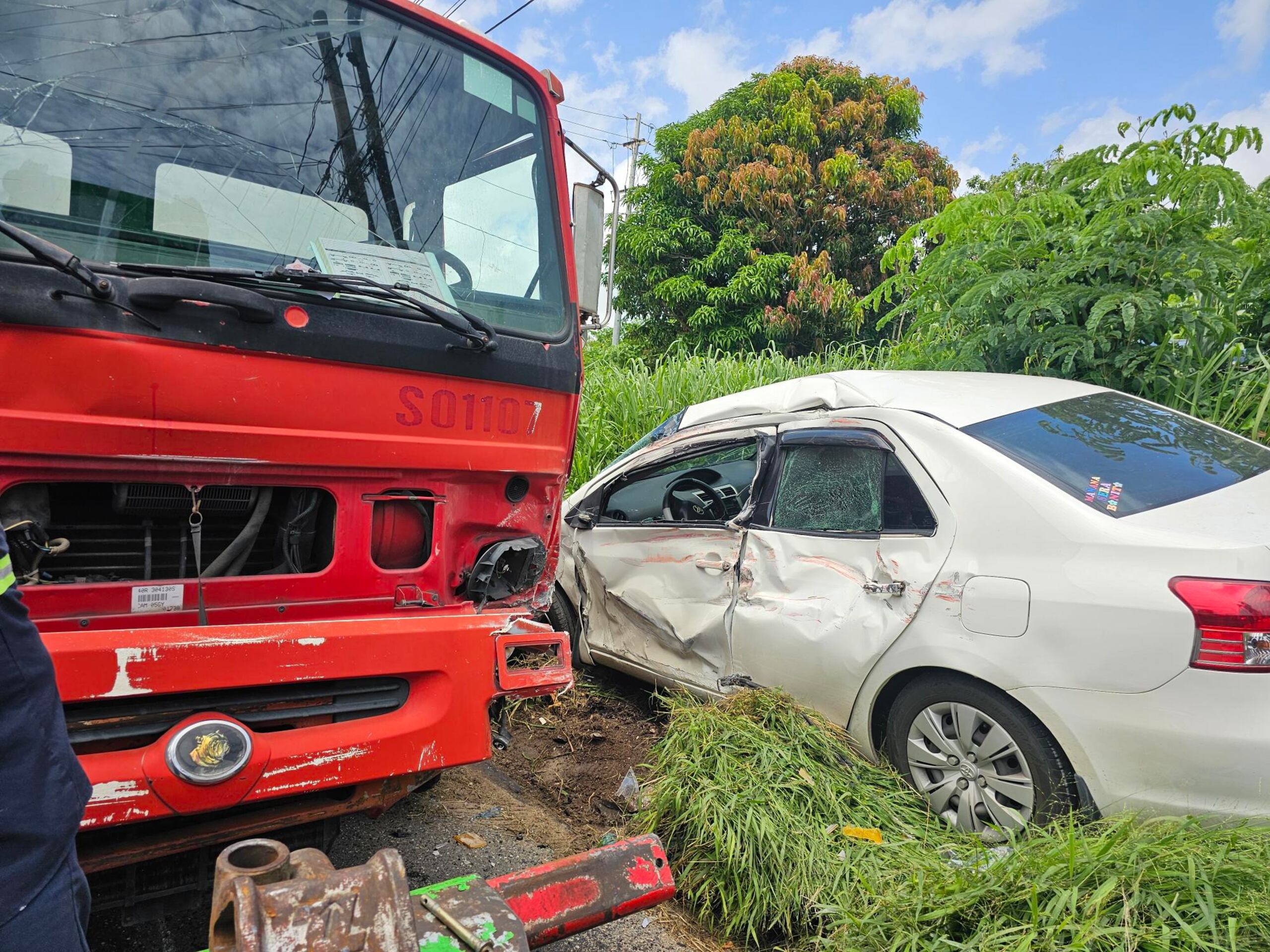 Accidente de tránsito entre un camión y cuatro vehículos en el kilómetro 2.2 de la carretera PR-493 en Hatillo.