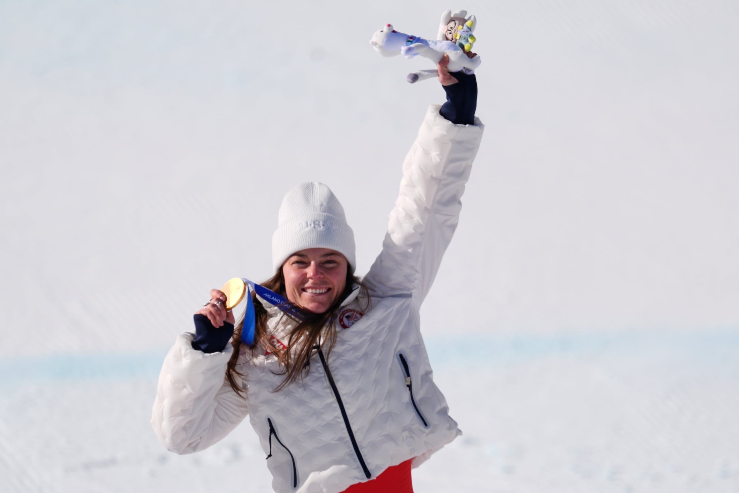 La estadounidense Breezy Johnson posa con su medalla de oro tras ganar el descenso femenino de los Juegos Olímpicos de Invierno, el domingo 8 de febrero de 2026, en Cortina d'Ampezzo, Italia. (AP Foto/Robert F. Bukaty)