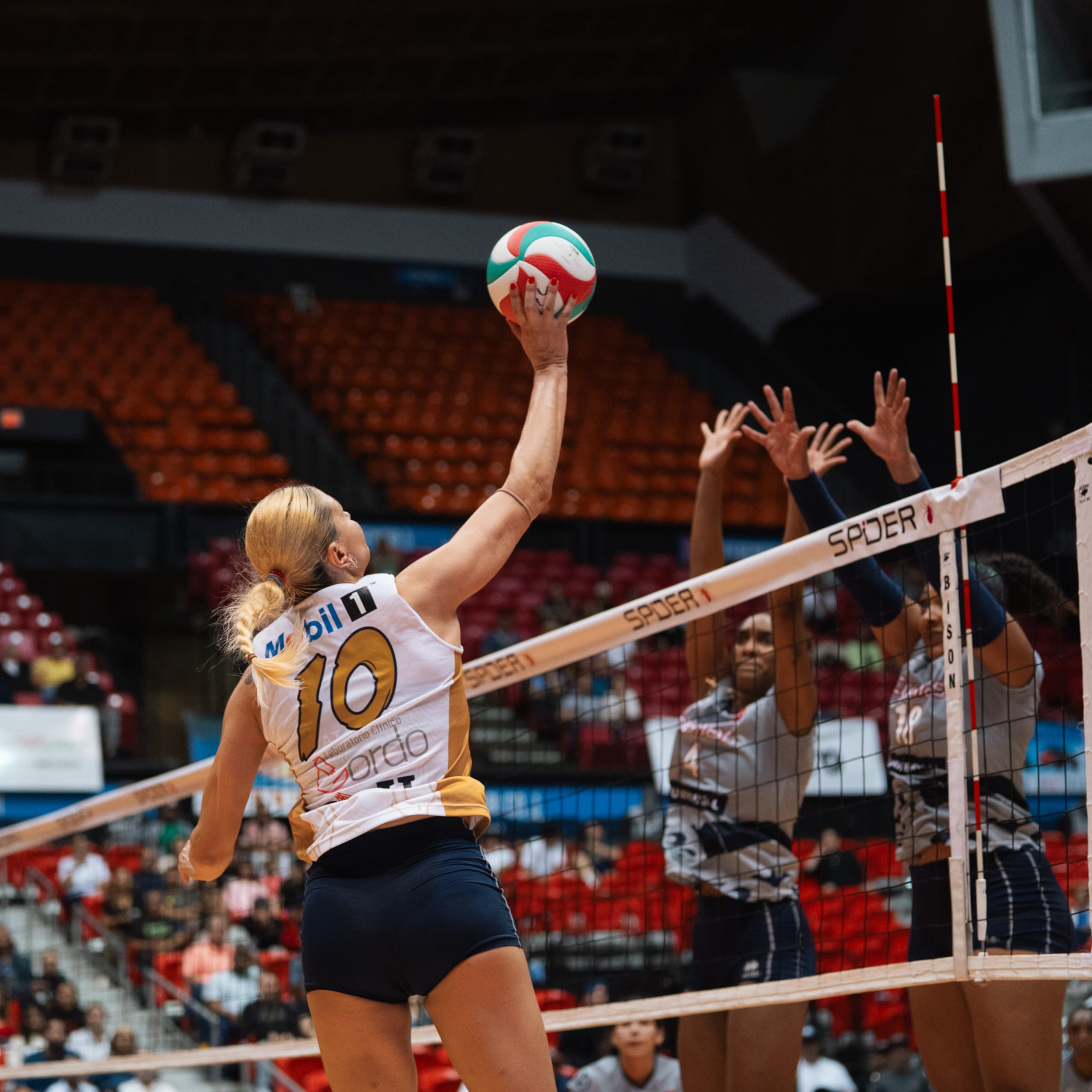 Las Cangrejeras de Santurce derrotaron a los Criollas de Caguas en la noche del martes.