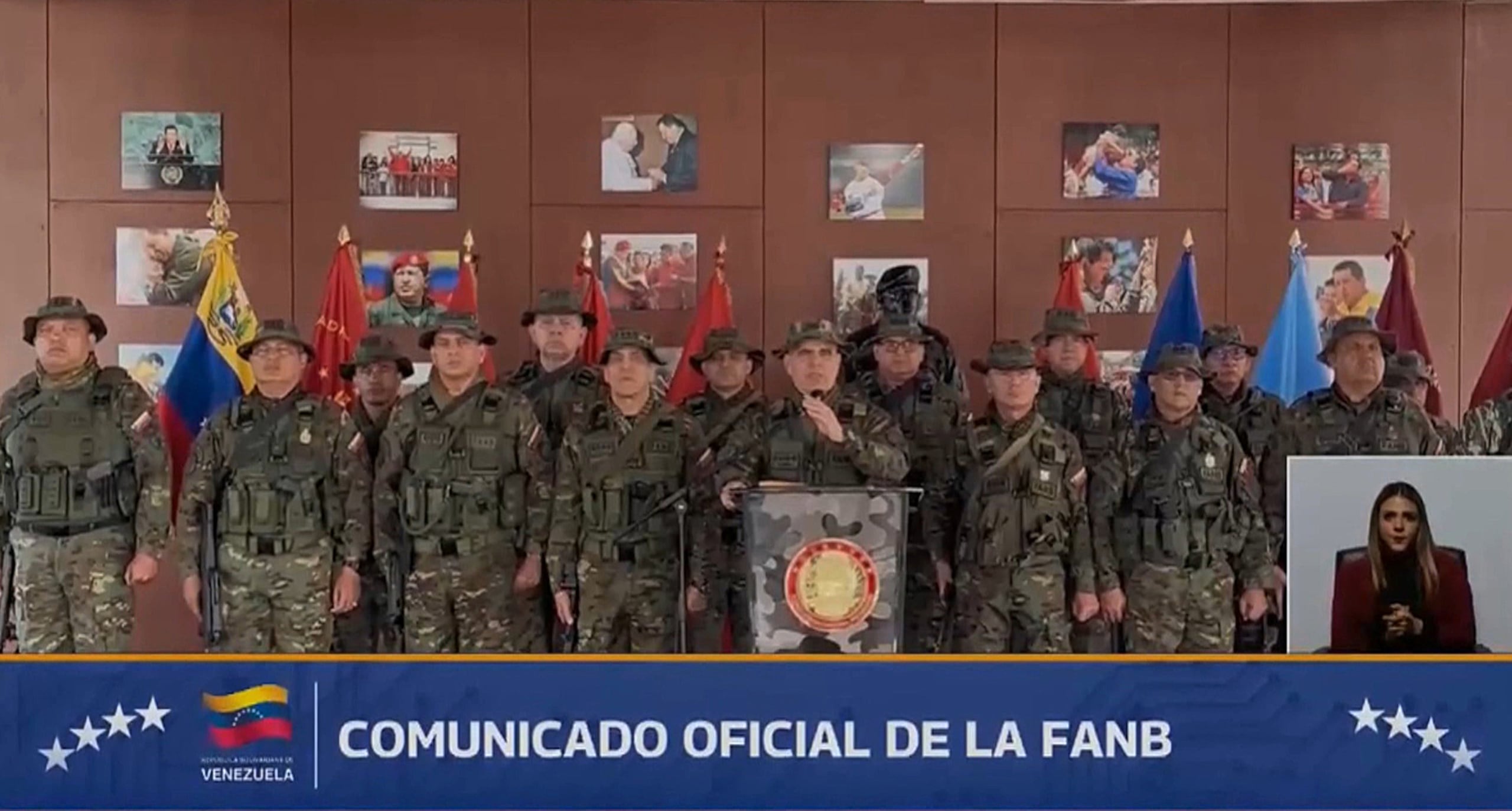Captura de video tomada de una transmisión de la televisión estatal VTV que muestra al ministro de Defensa de Venezuela, Vladimir Padrino López (c), hablando durante una declaración este domingo, en Caracas (Venezuela). Padrino López rechazó la captura del presidente venezolano, Nicolás Maduro, que tachó como "cobarde secuestro" y afirmó, al leer un comunicado de la Fuerza Armada Nacional Bolivariana (FANB), que ocurrió "luego de asesinar a sangre fría a gran parte de su equipo de seguridad". EFE/ VTV