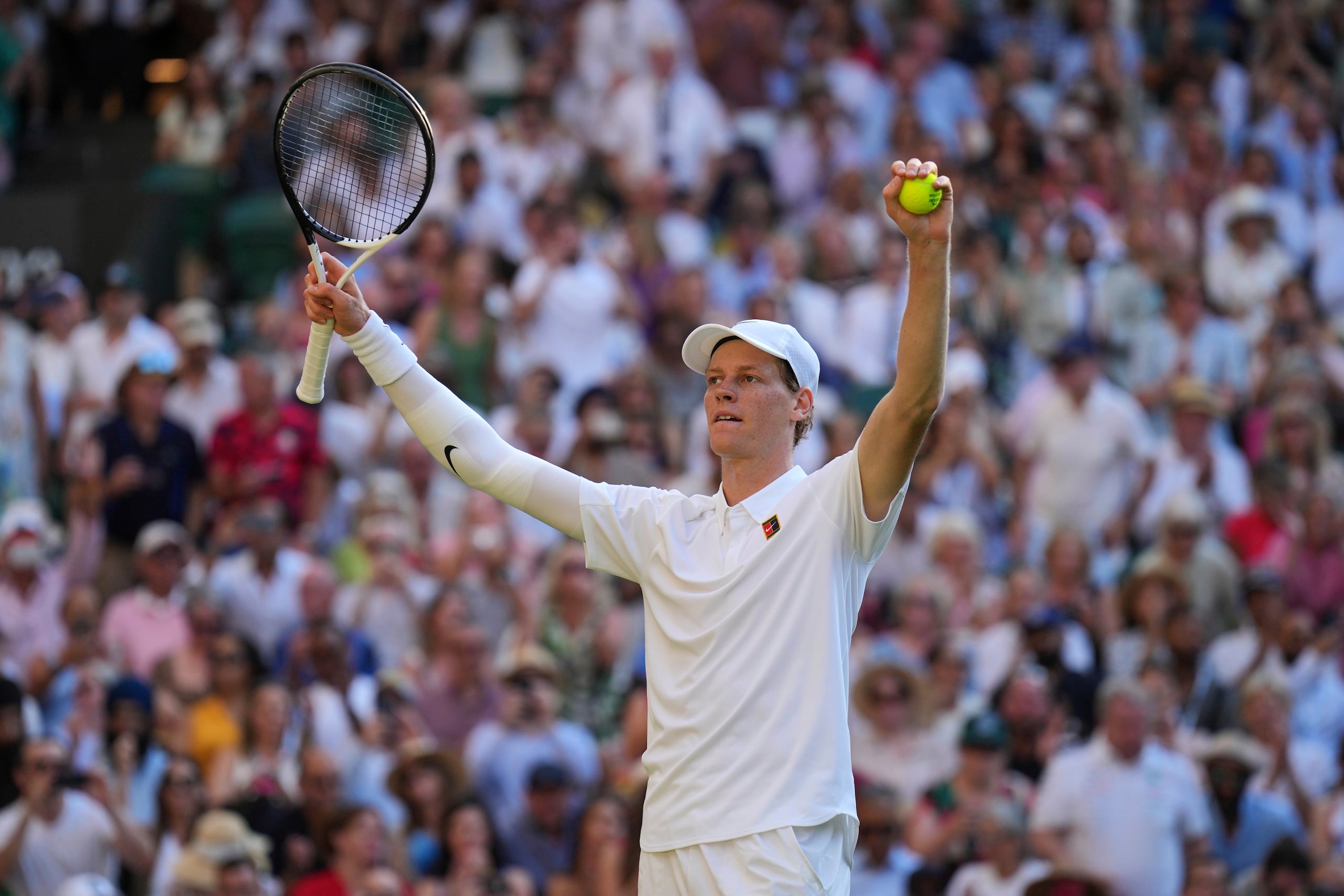 El italiano Jannik Sinner celebra al vencer al serbio Novak Djokovic en la semifinal de Wimbledon el viernes 11 de julio del 2025. (AP Foto/Kin Cheung)