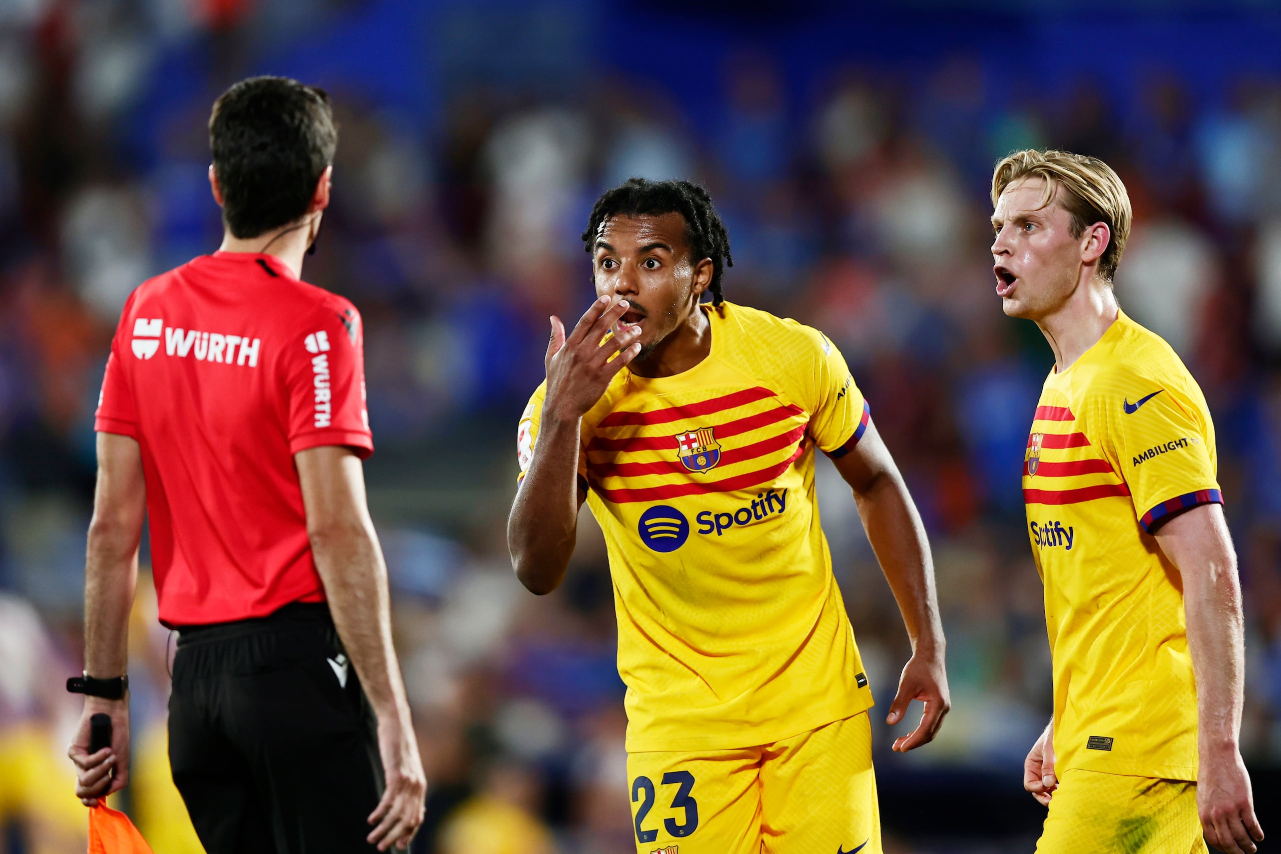 La interacción entre atleta y juez de línea es parte técnica y dinámica de entretenimiento en el juego.