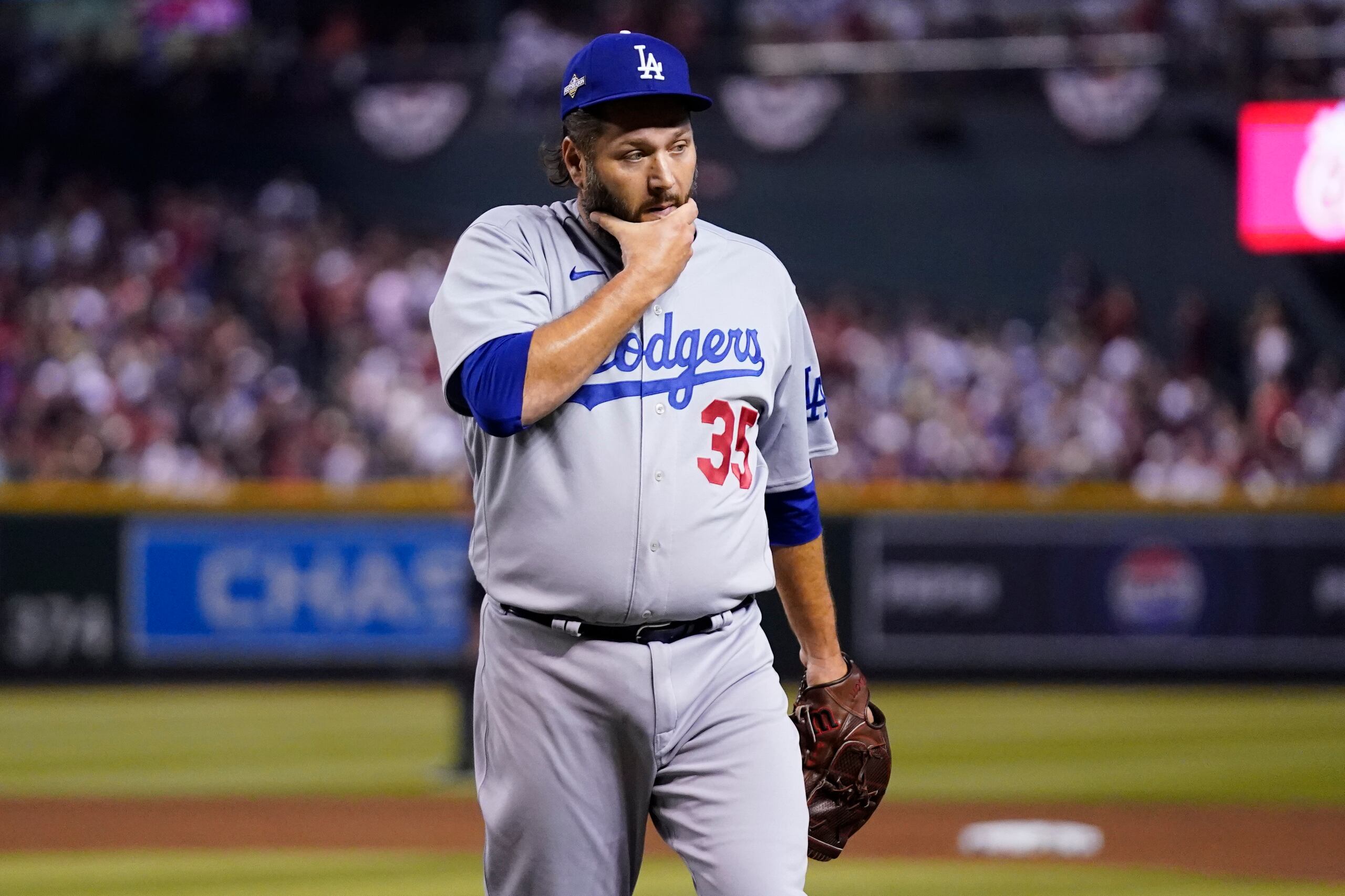 El abridor de los Dodgers, Lance Lynn, sale del terreno luego de la segunda entrada en el tercer juego de la Serie Divisional de la Liga Nacional ante los Diamondbacks de Arizona.