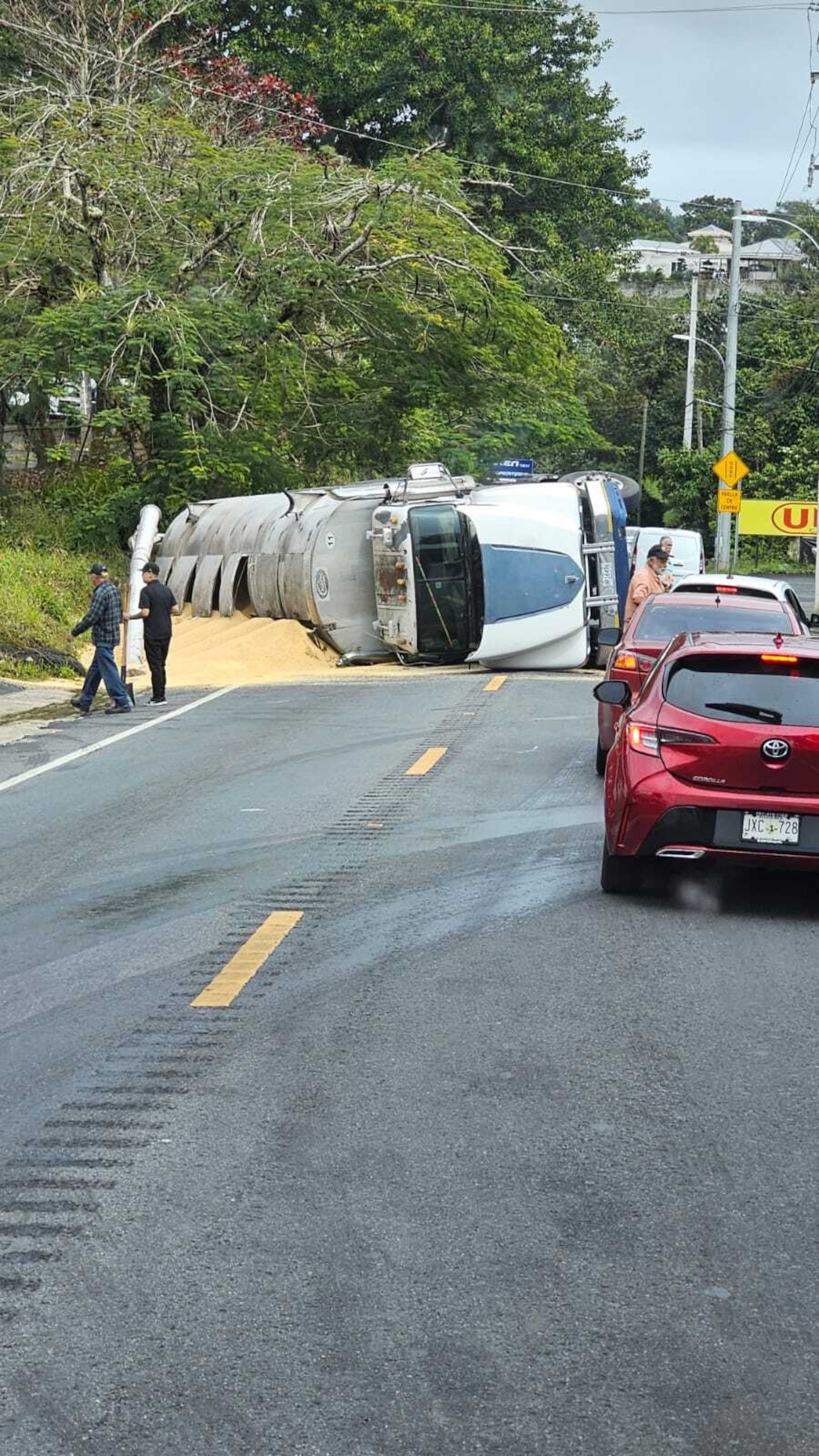 La carretera PR-152 a la altura del centro comercial Naranjito Village fue cerrada al tránsito debido a que se volcó un camión.