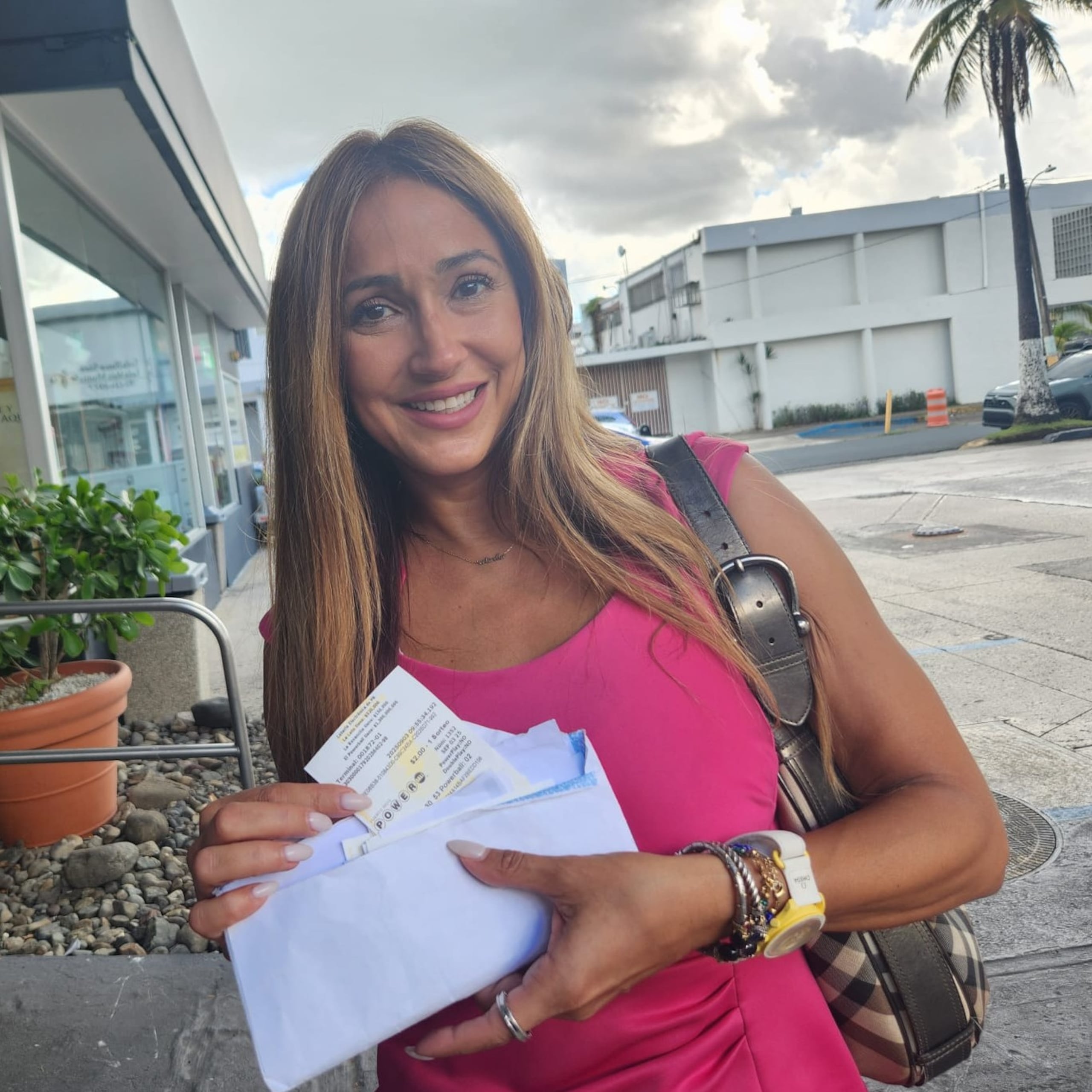 Loira Costa Báez, de Guaynabo, ganó un premio de $100 del pasado sorteo del Powerball y apostó a la suerte para el sorteo de esta noche, que tiene un pote de $1,400 millones.