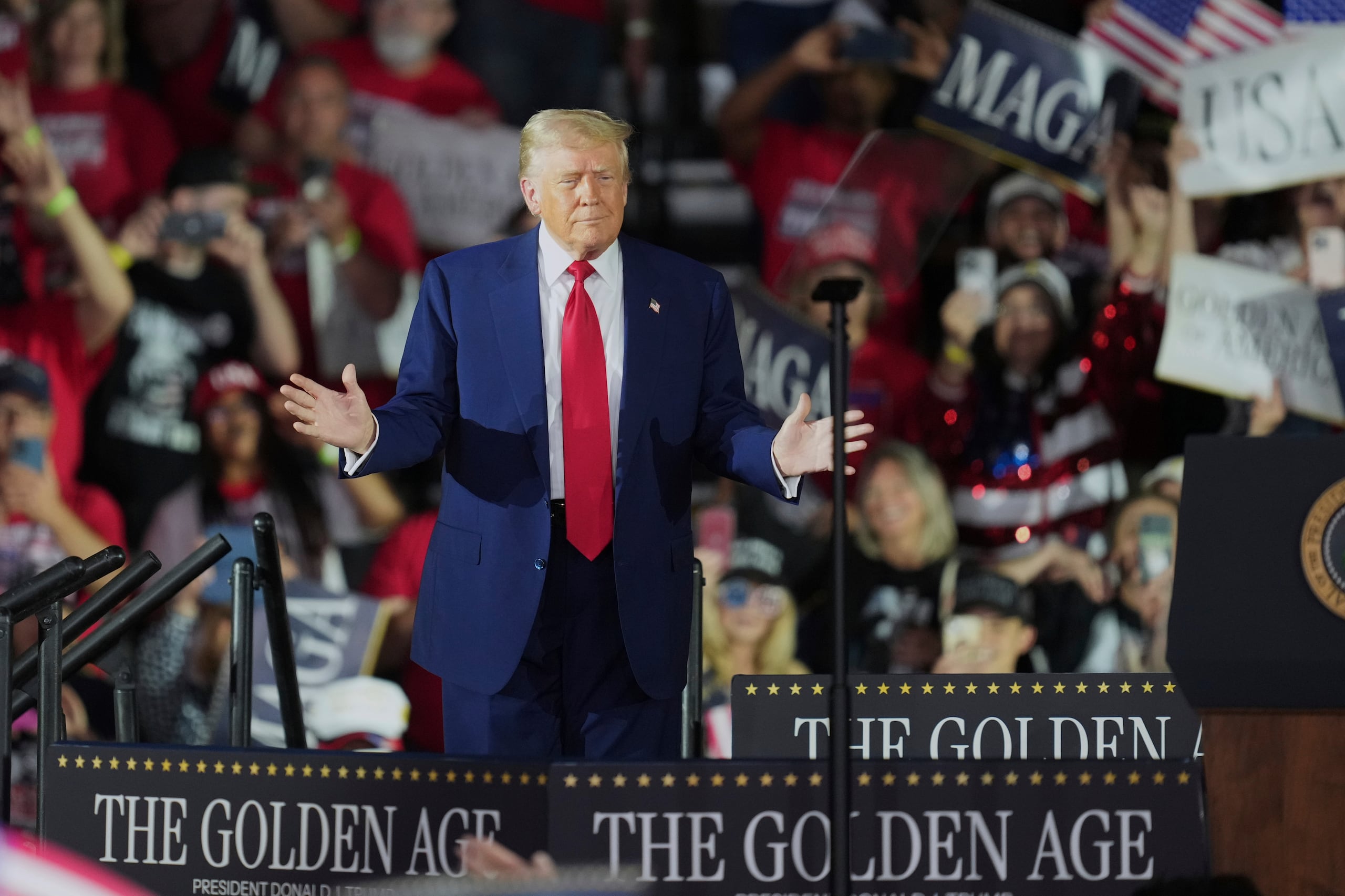 El presidente Donald Trump llega a un evento para conmemorar sus primeros 100 días de gobierno en el Centro Deportivo y de Exposiciones del condado de Macomb, el martes 29 de abril de 2025, en Warren, Michigan. (AP Foto/Paul Sancya)