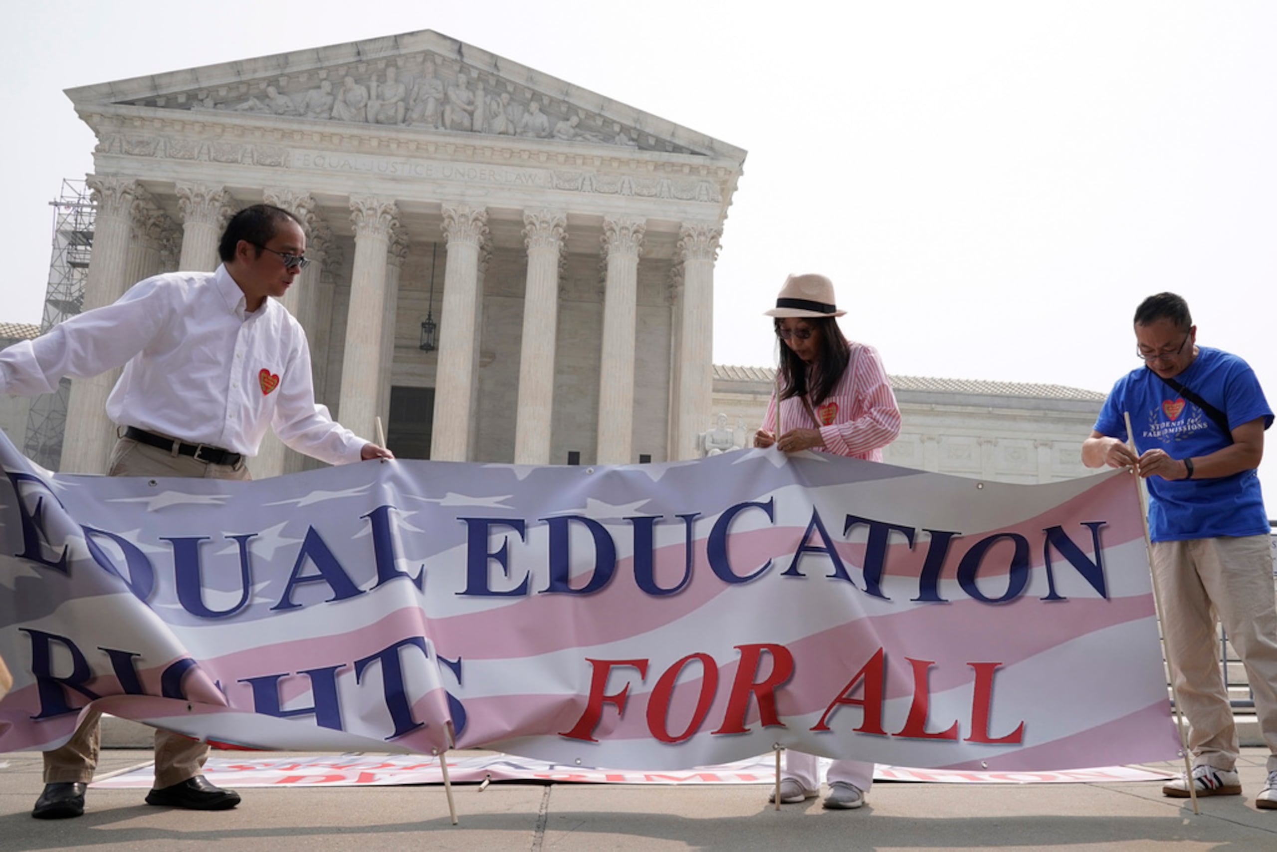 Manifestantes se colocaron frente al Tribunal Supremo en Washington, D.C. este jueves.