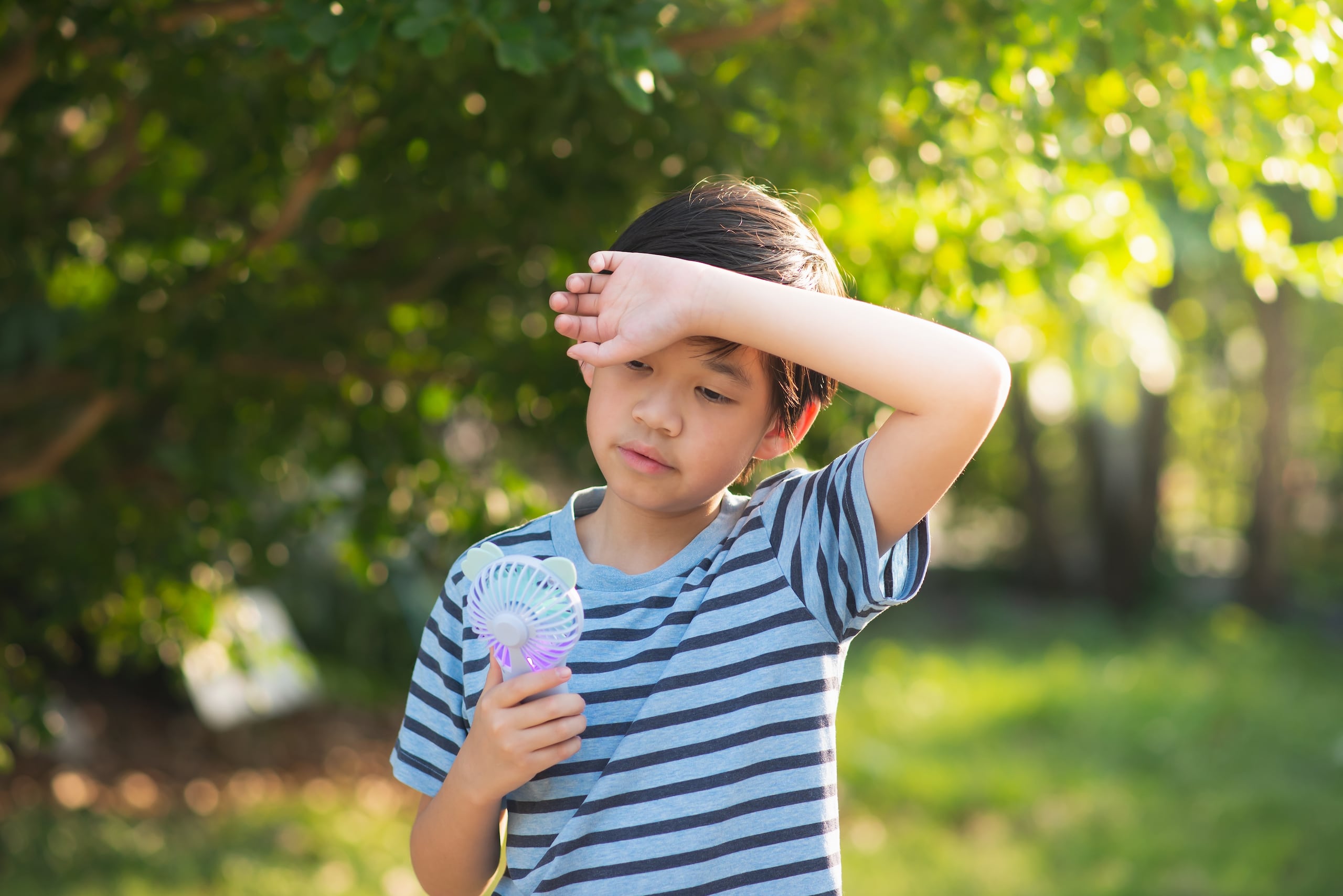 La temperatura corporal de los niños aumenta entre tres y cinco veces más rápido que un adulto, lo que los expone con mayores posibilidades a los golpes de calor.