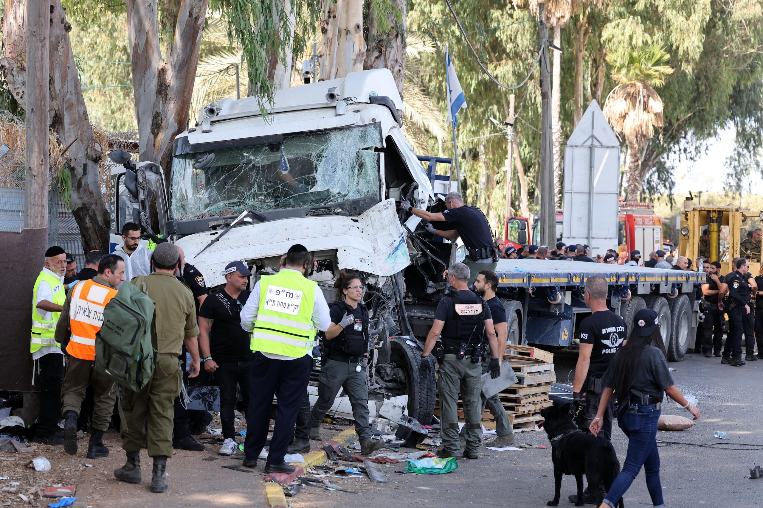 La policía israelí inspecciona el lugar en el que un camión atropelló a un grupo de viandantes cerca de una parada de autobús.