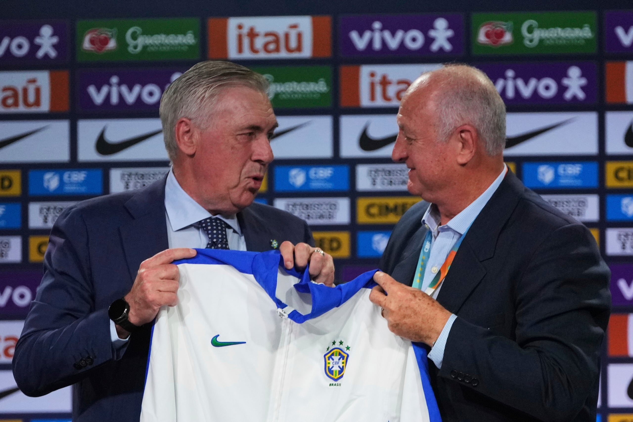 Carlo Ancelotti (izquierda), nuevo técnico de la selección de Brasil recibe una sudadera por parte del exseleccionador Luiz Felipe Scolari.