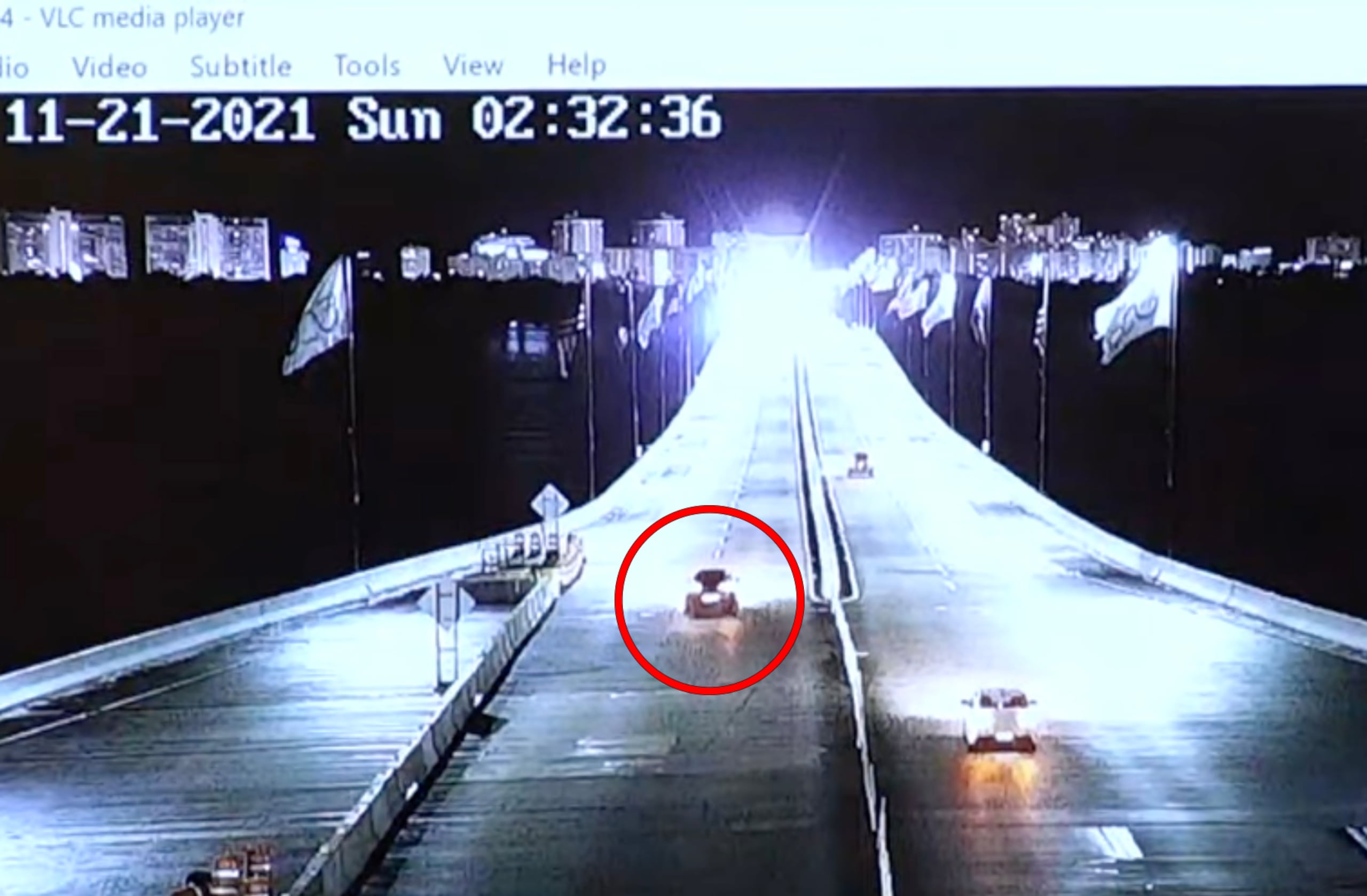 La imagen es de un vídeo transmitido durante el juicio contra Mayra Nevárez Torres por la muerte de Justin Santos. Fue grabado por cámaras de seguridad del Puente Teodoro Moscoso el 21 de noviembre de 2021. En el círculo rojo se puede apreciar un vehículo viajando en contra del tránsito.