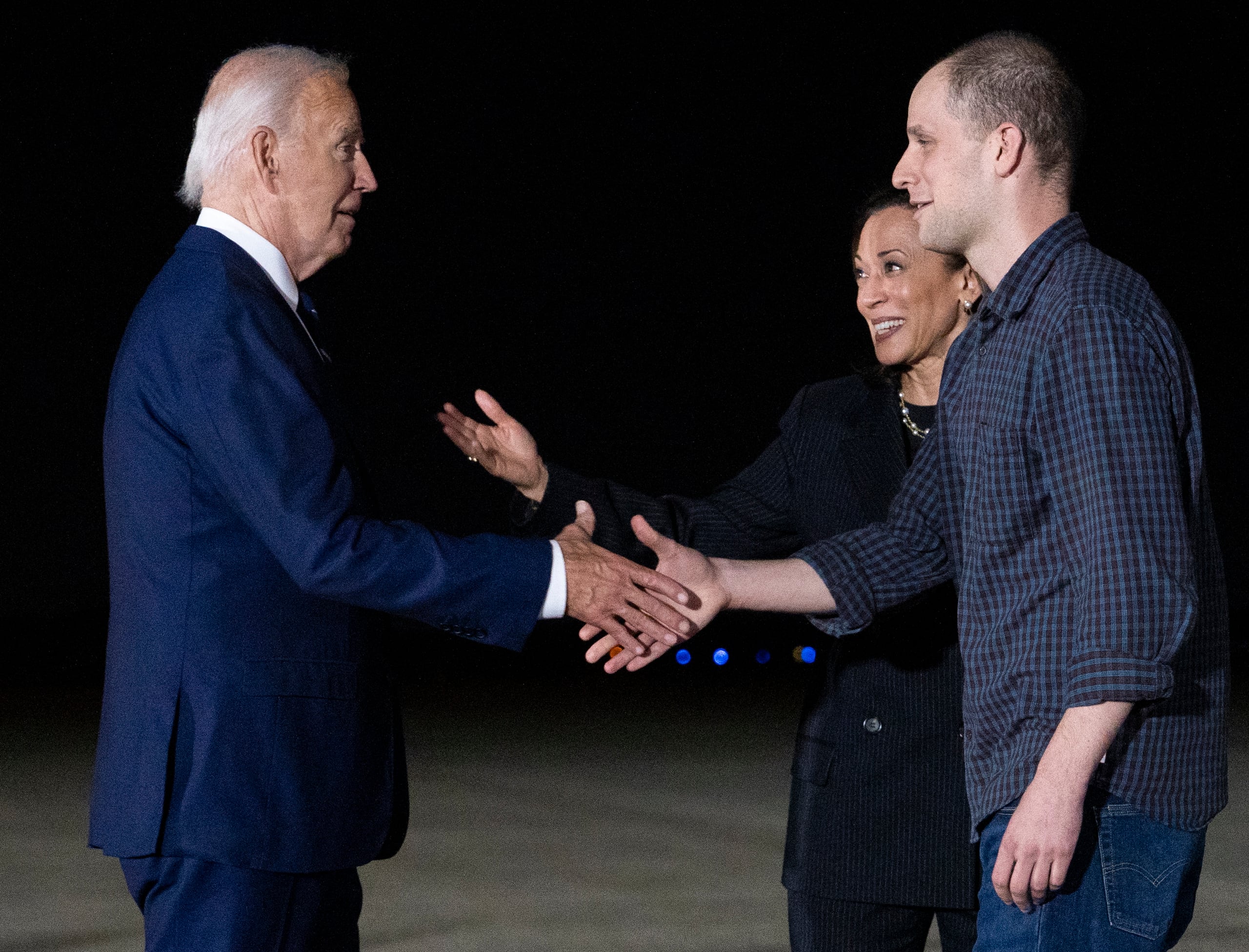 Fueron recibidos por el presidente, Joe Biden, la vicepresidenta, Kamala Harris, y sus familiares cuando aterrizaron en la Base Aérea Andrews, a las afueras de Washington. (EFE/EPA/Ken Cedeno/POOL)