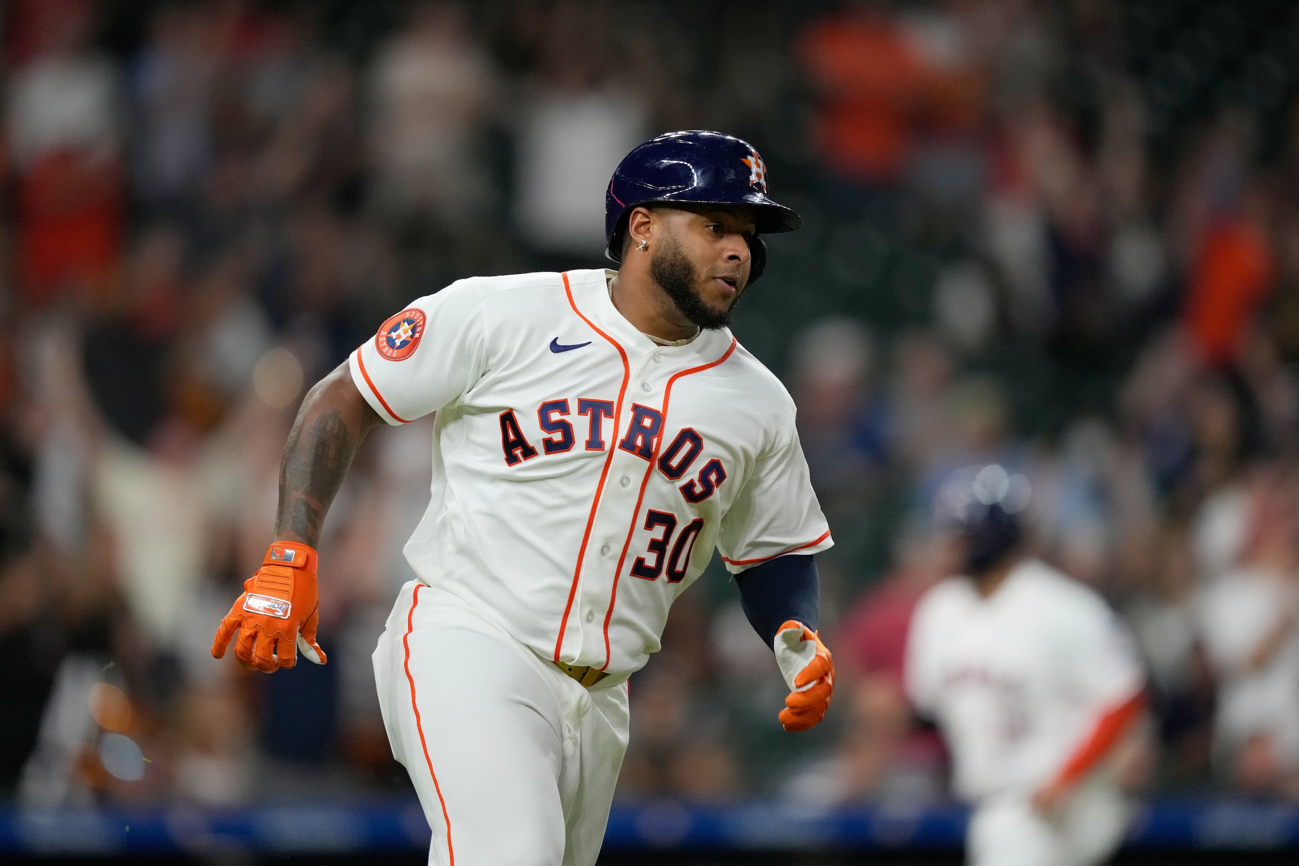 Nelson Velázquez corre a primera base luego de pegar un sencillo remolcador de dos carreras.