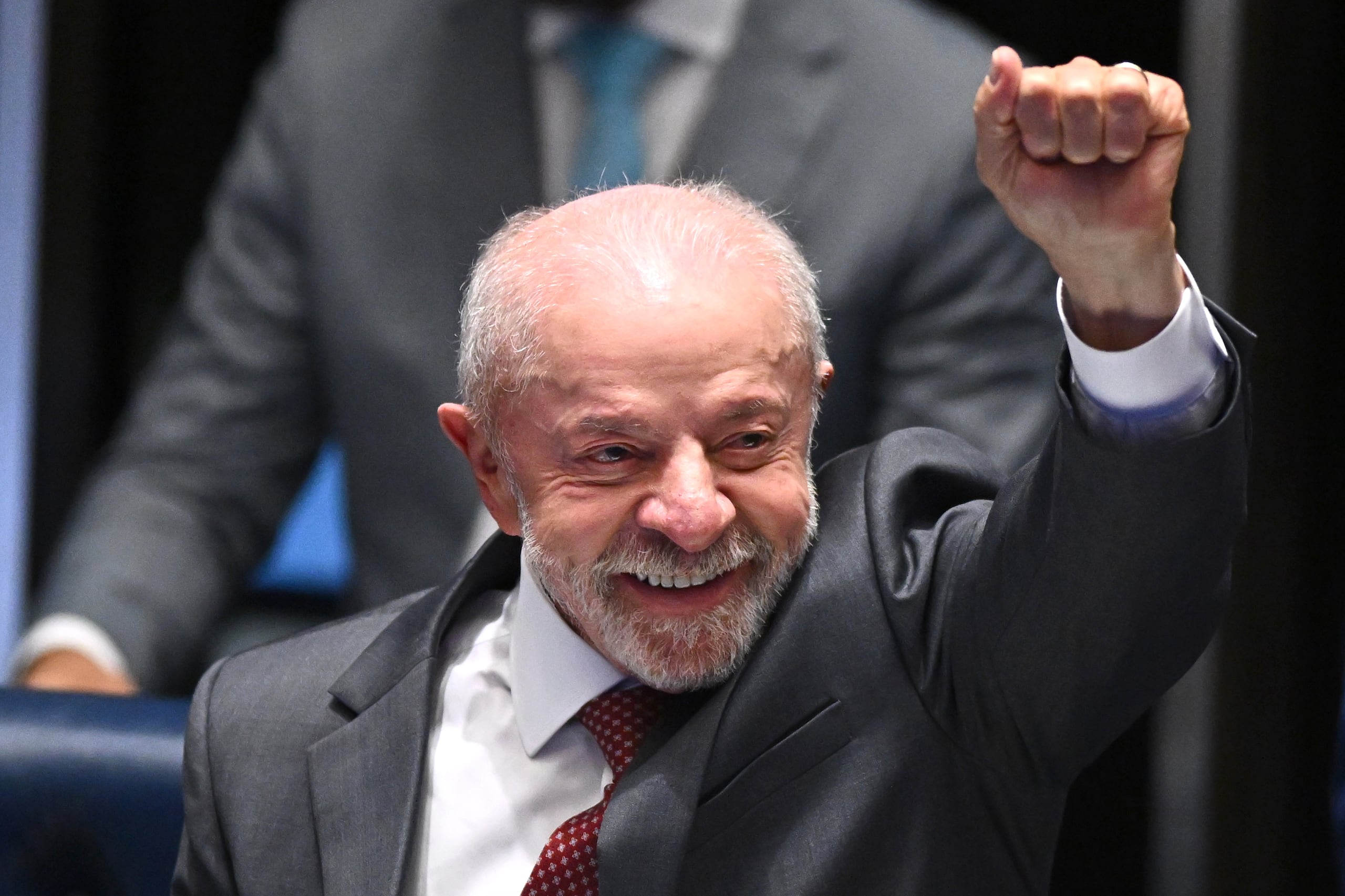 El presidente de Brasil, Luiz Inácio Lula da Silva, reacciona durante la ceremonia de promulgación de la enmienda constitucional que establece el fin de la jornada laboral 6x1 en el Senado Federal en Brasilia (Brasil). EFE/ Andre Borges