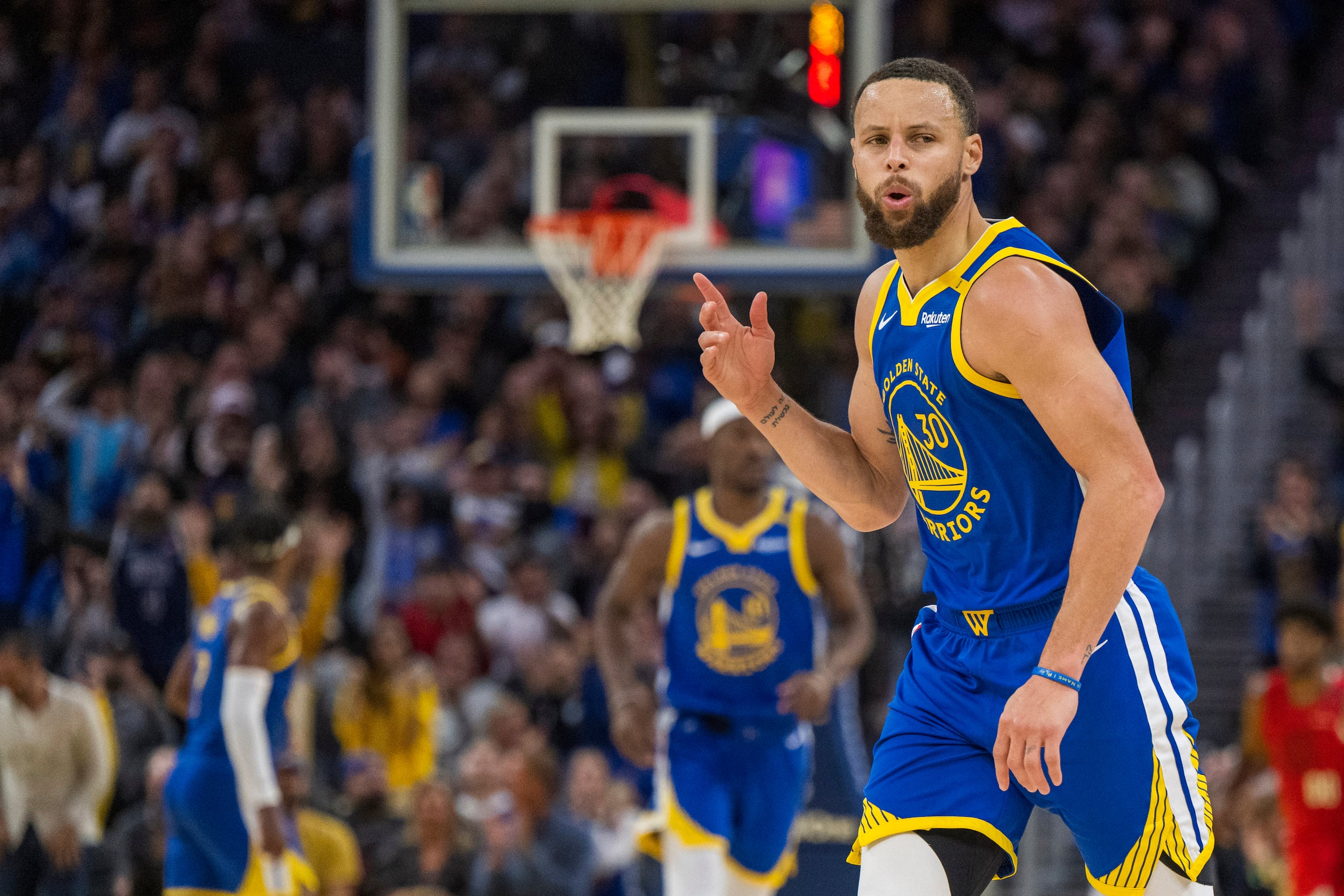 Stephen Curry asumirá un rol de asesoría, invirtiendo su tiempo y compartiendo su experiencia con el baloncesto masculino y femenino de la institución.