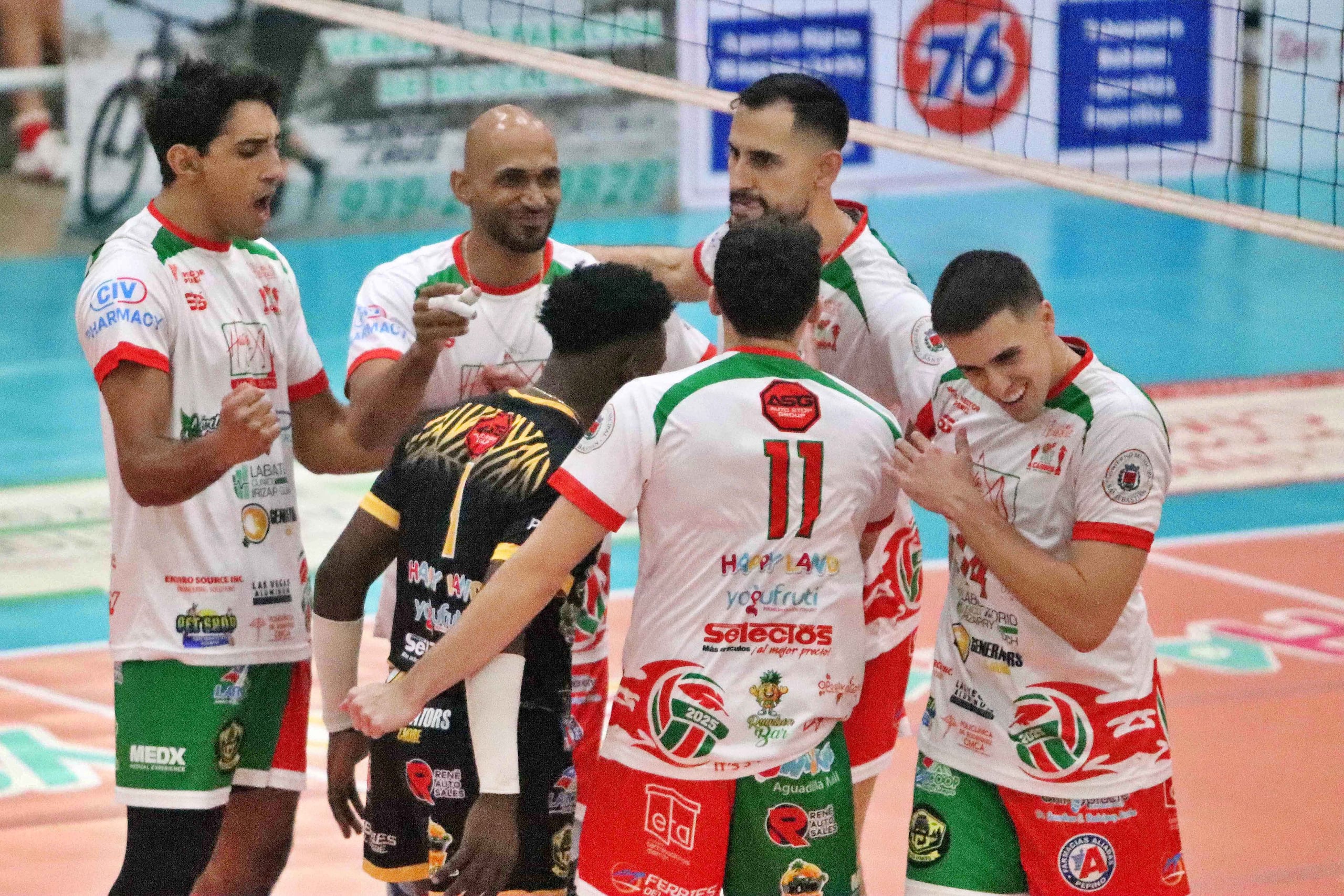 Caribes celebran un punto contra los Patriotas.