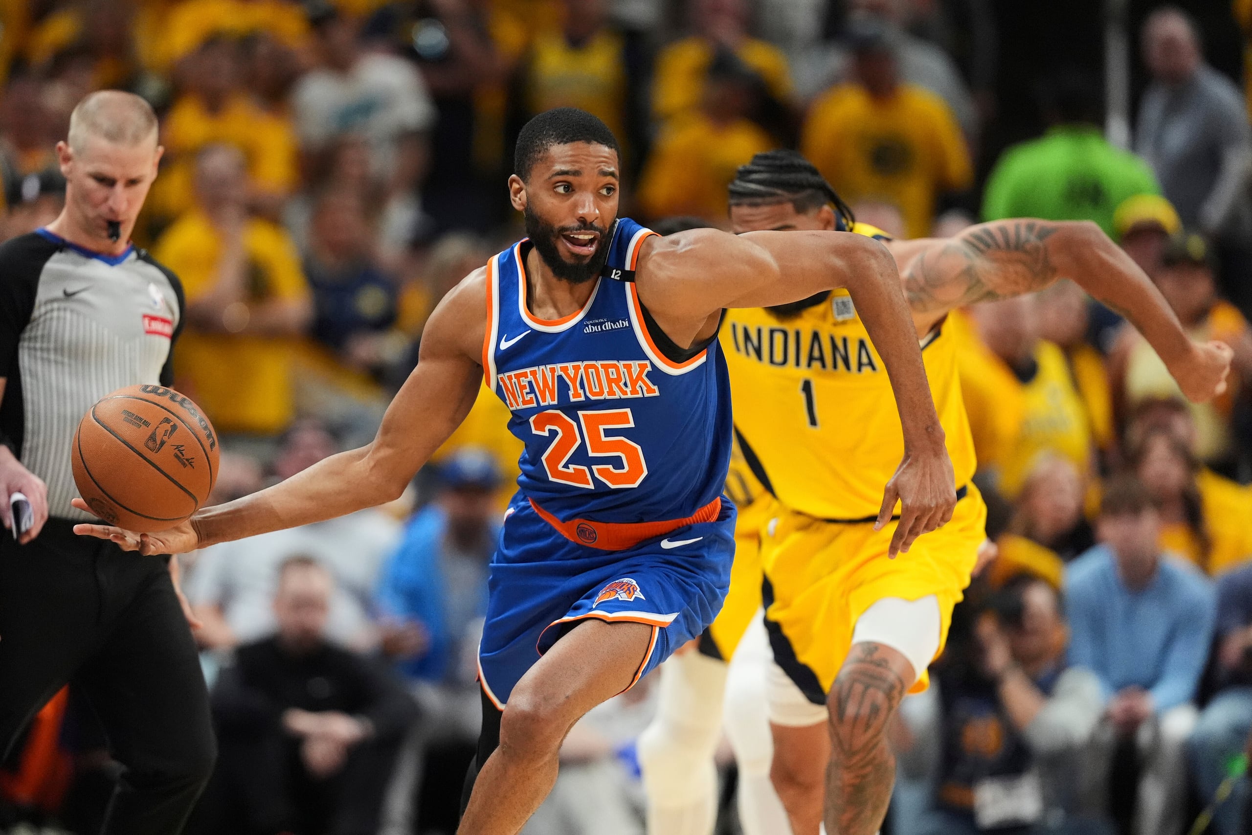 El alero de los Knicks de Nueva York, Mikal Bridges, controla el balón durante la segunda mitad del sexto partido de las finales de la Conferencia Este de la NBA contra los Pacers de Indiana el 31 de mayo de 2025.