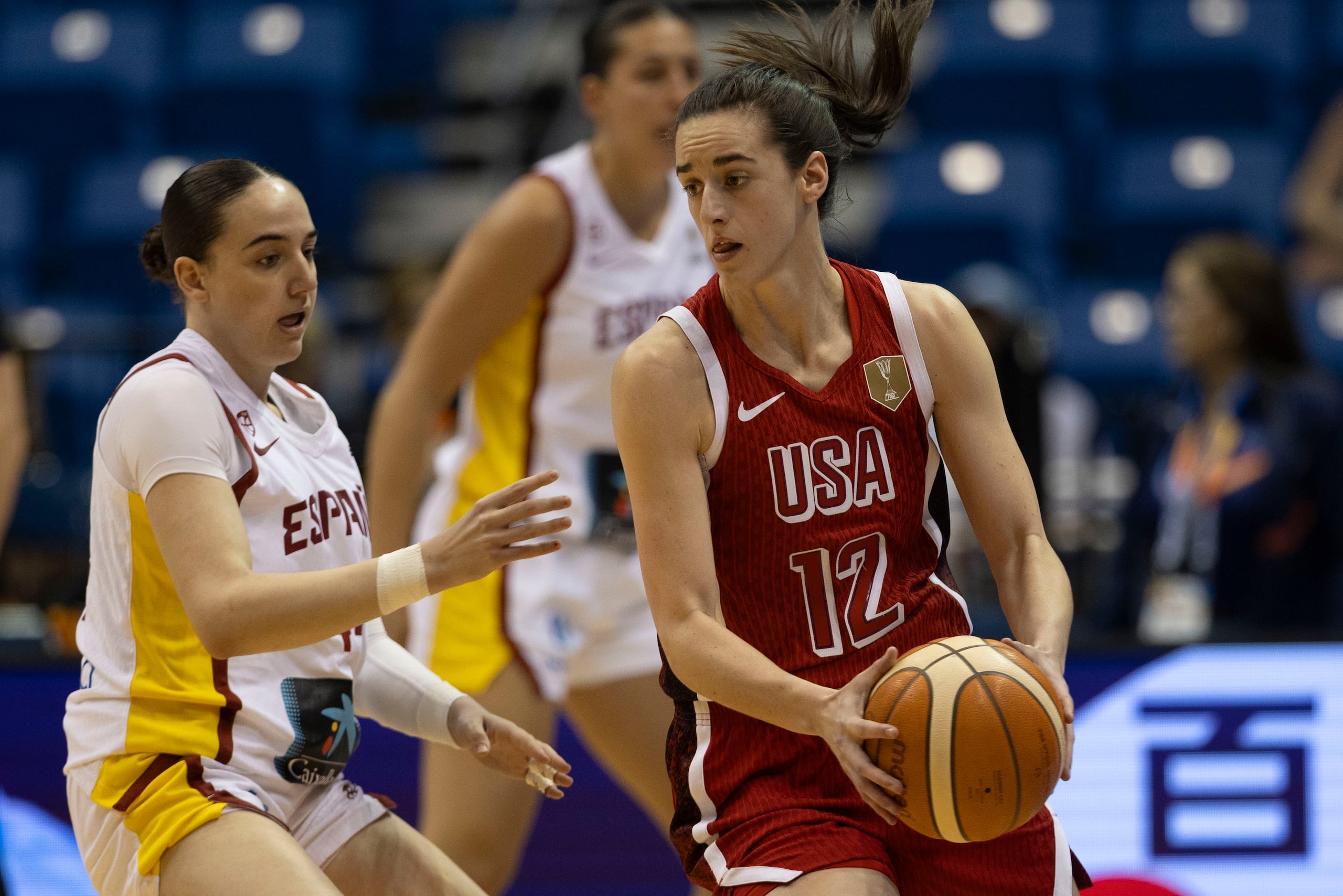 Caitlin Clark controla el balón ante la defensa de España.