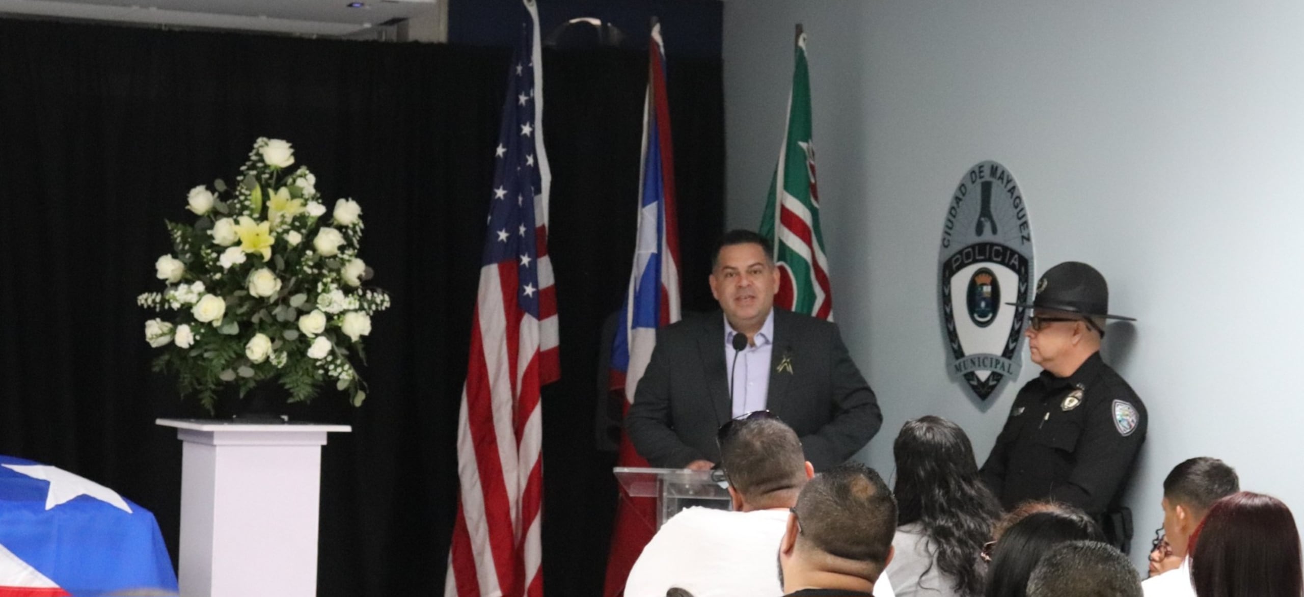 Imagen del alcalde de Mayagüez, en la ceremonia de ascenso póstumo al rango de sargento, al policía municipal, Balbino A. Morales Sánchez, quien falleció en un accidente de tránsito al concluir su jornada laboral.